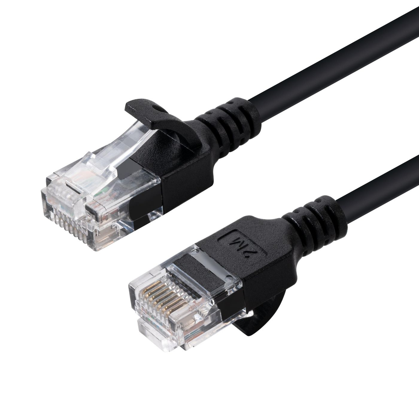 Un câble Ethernet noir avec des connecteurs transparents sur fond blanc.