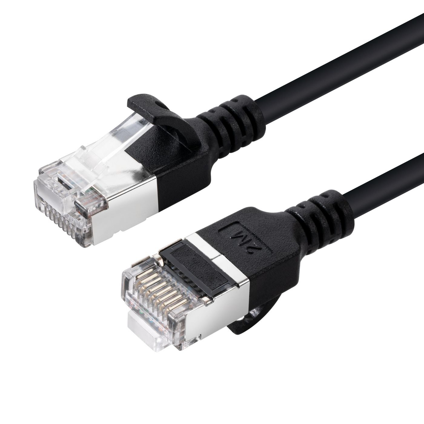 Câble réseau noir avec connecteurs, gros plan sur fond blanc.