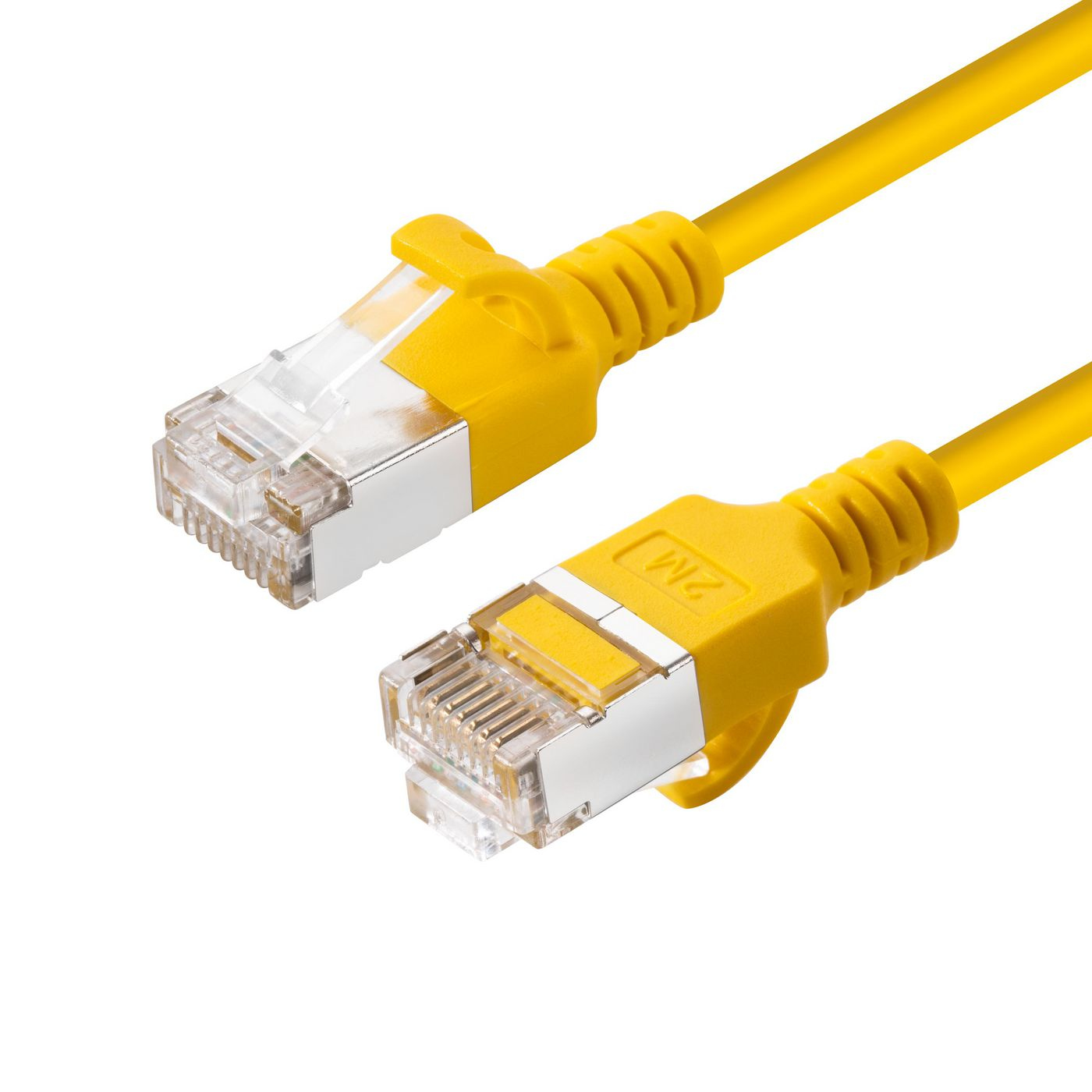 Câble Ethernet jaune avec deux connecteurs. Languettes en plastique transparent et fond blanc.