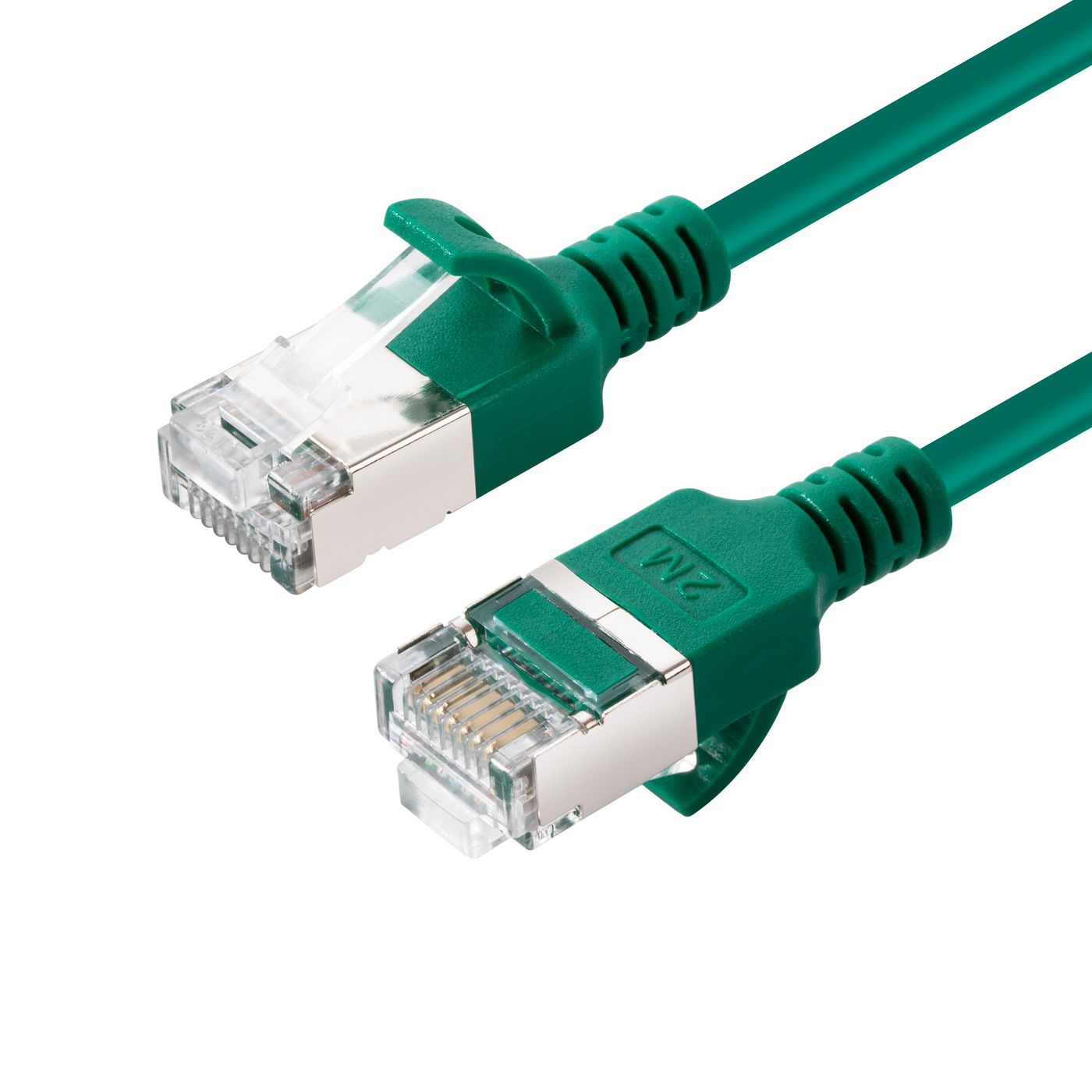 Câble Ethernet vert avec deux connecteurs. Languettes en plastique transparent et fond blanc.