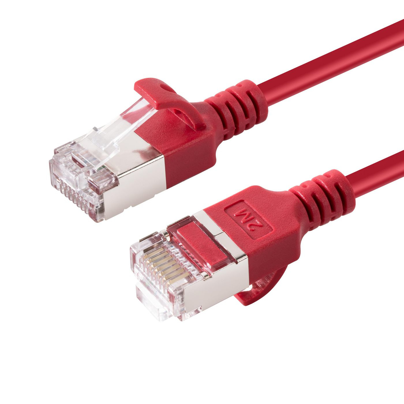 Rode netwerkkabel met connectoren op witte achtergrond.