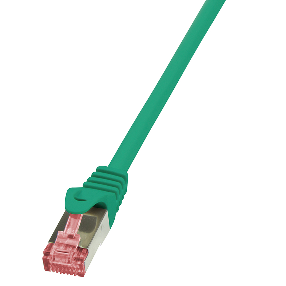 Groene netwerkkabel met een rode connector. Geïsoleerd op witte achtergrond. Close-up.