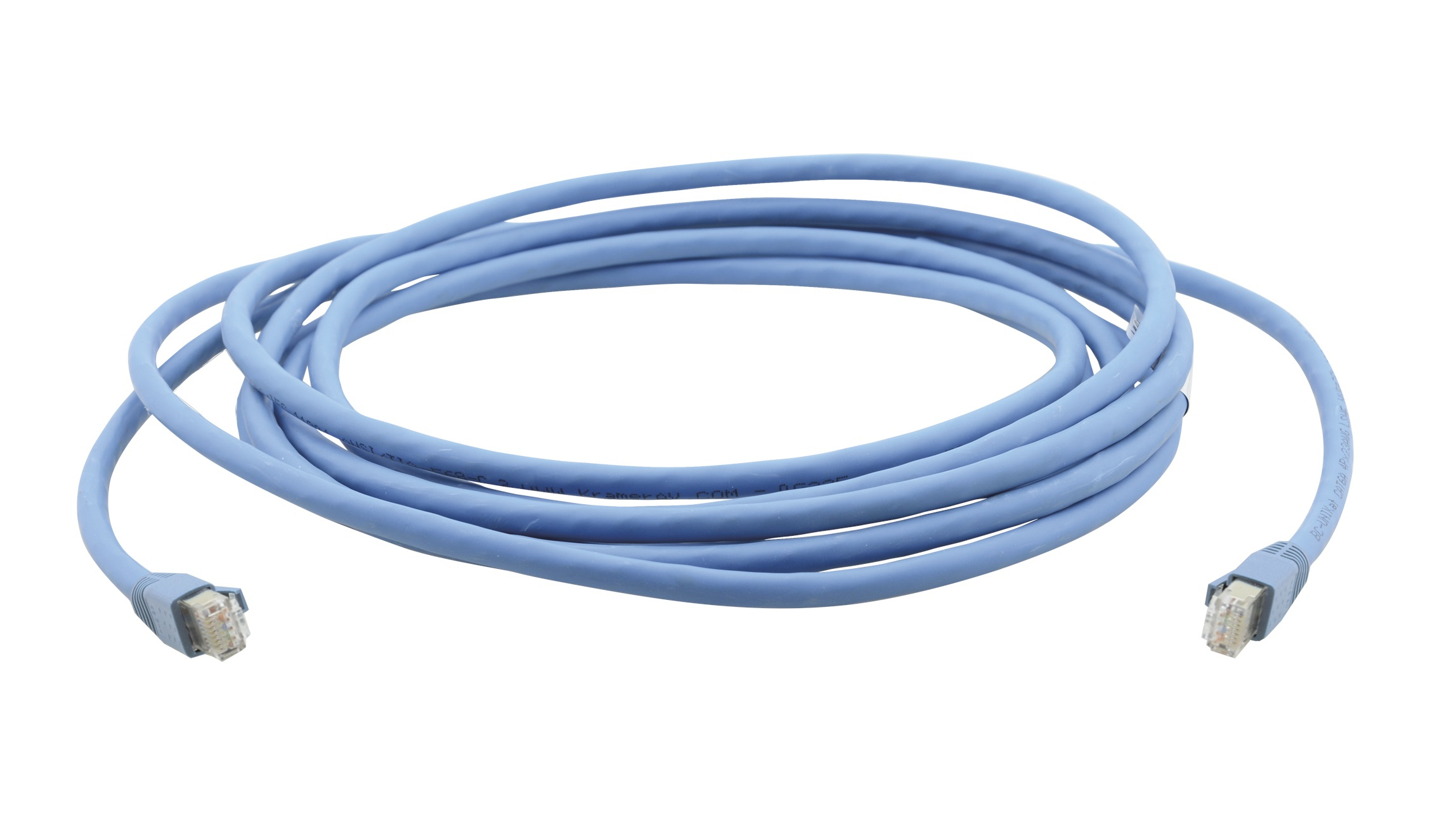 Cavo di rete blu con connettori su sfondo bianco.
