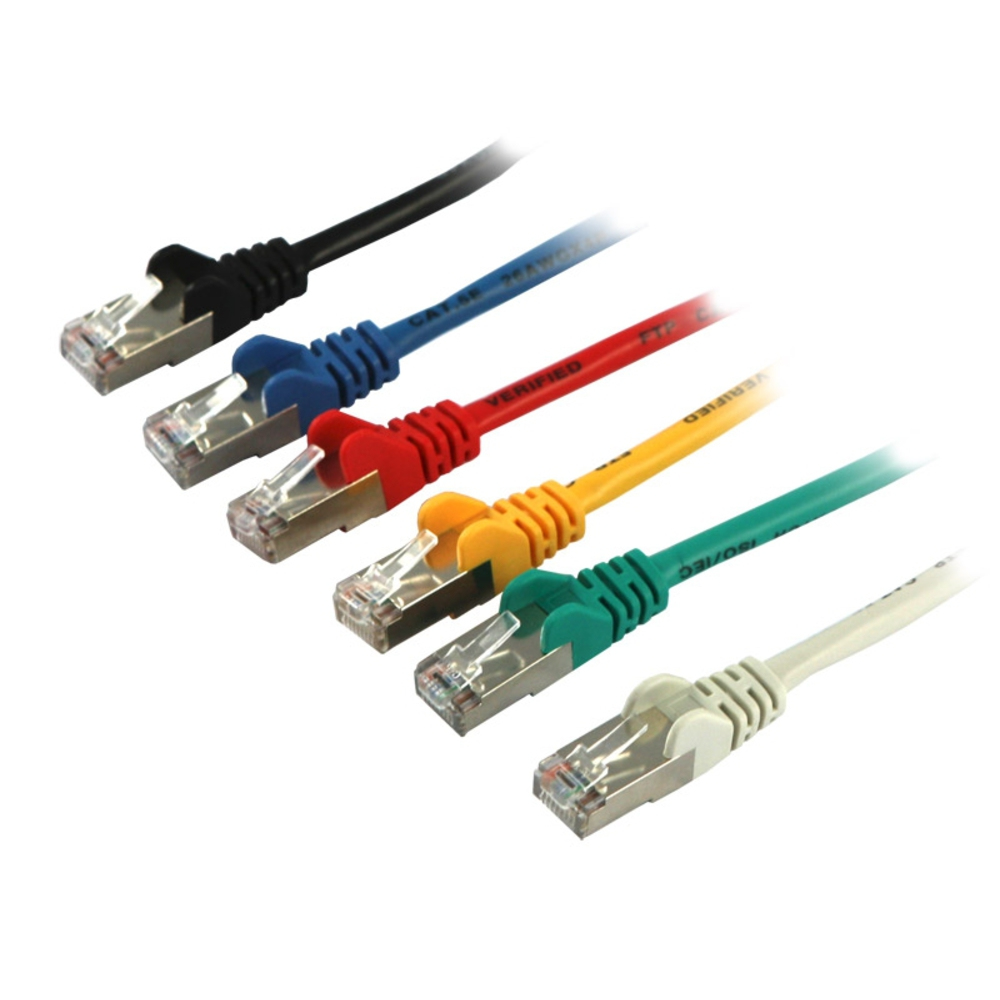 Array di cavi Ethernet in vari colori: nero, blu, rosso, giallo, verde e bianco, ciascuno con un connettore.