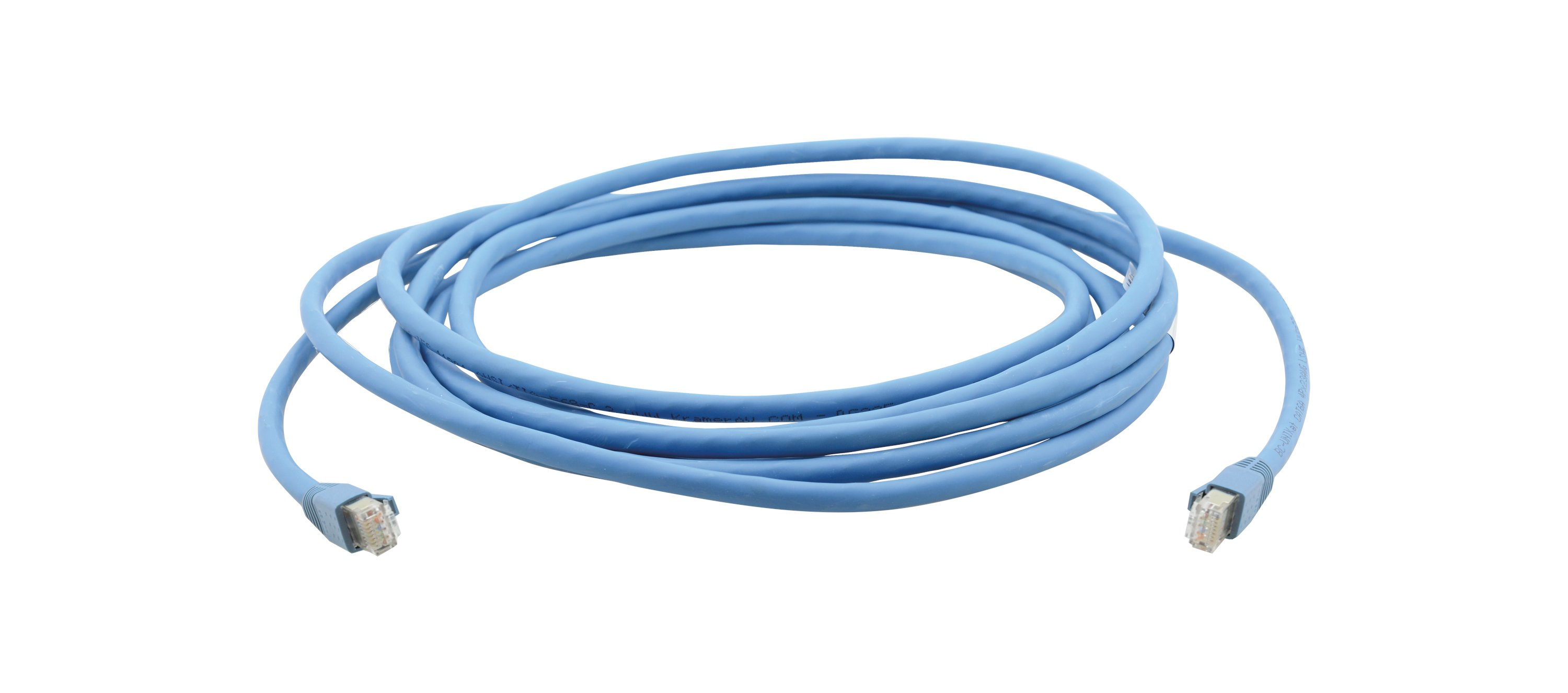 Un cavo Ethernet blu chiaro arrotolato con connettori a ciascuna estremità, su sfondo bianco.