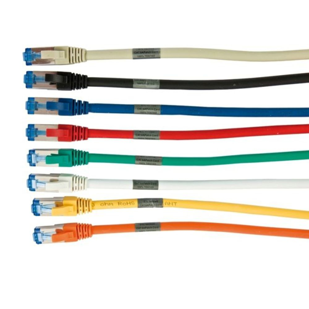 Una collezione di cavi di rete in vari colori, con connettori RJ45.
