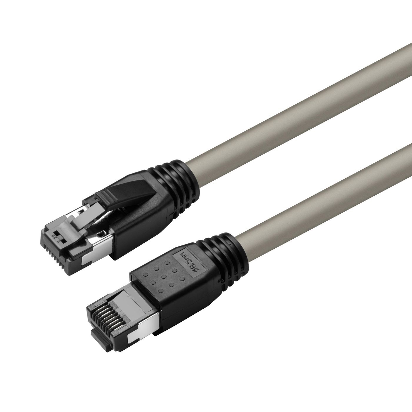 Deux câbles Ethernet gris avec connecteurs noirs sur fond blanc.
