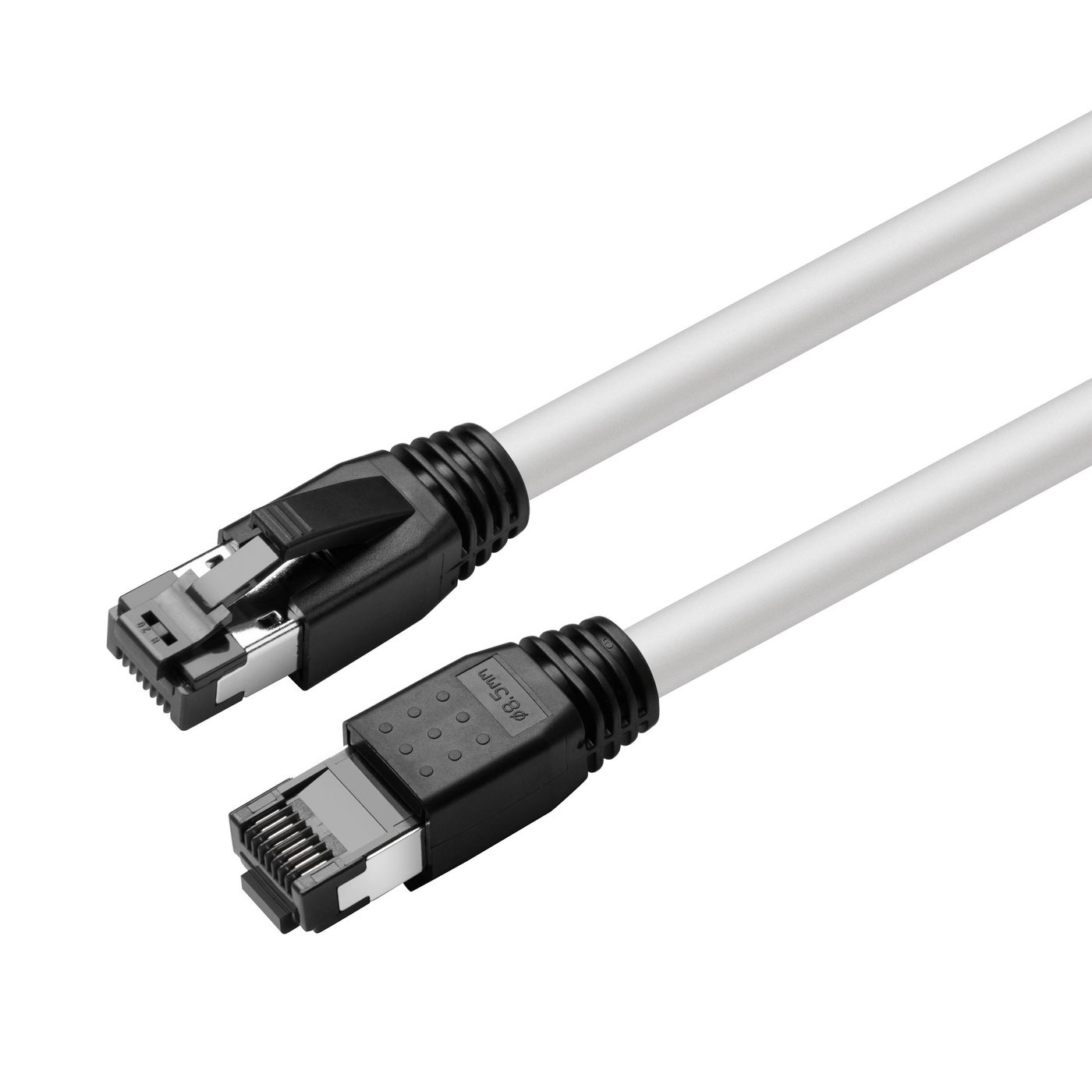 Twee netwerkkabels met RJ45-connectoren. Witte kabel, zwarte connectoren, witte achtergrond.