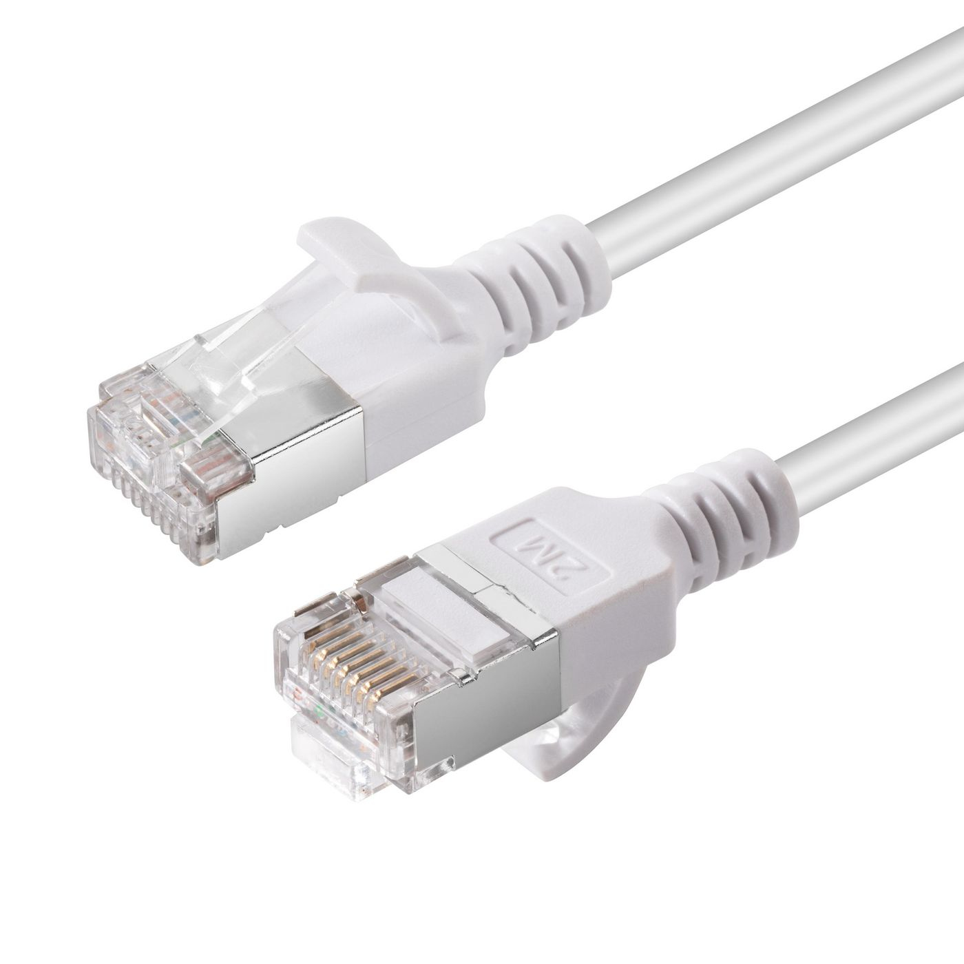 Deux câbles Ethernet blancs avec des connecteurs transparents, disposés en diagonale. Plan rapproché.