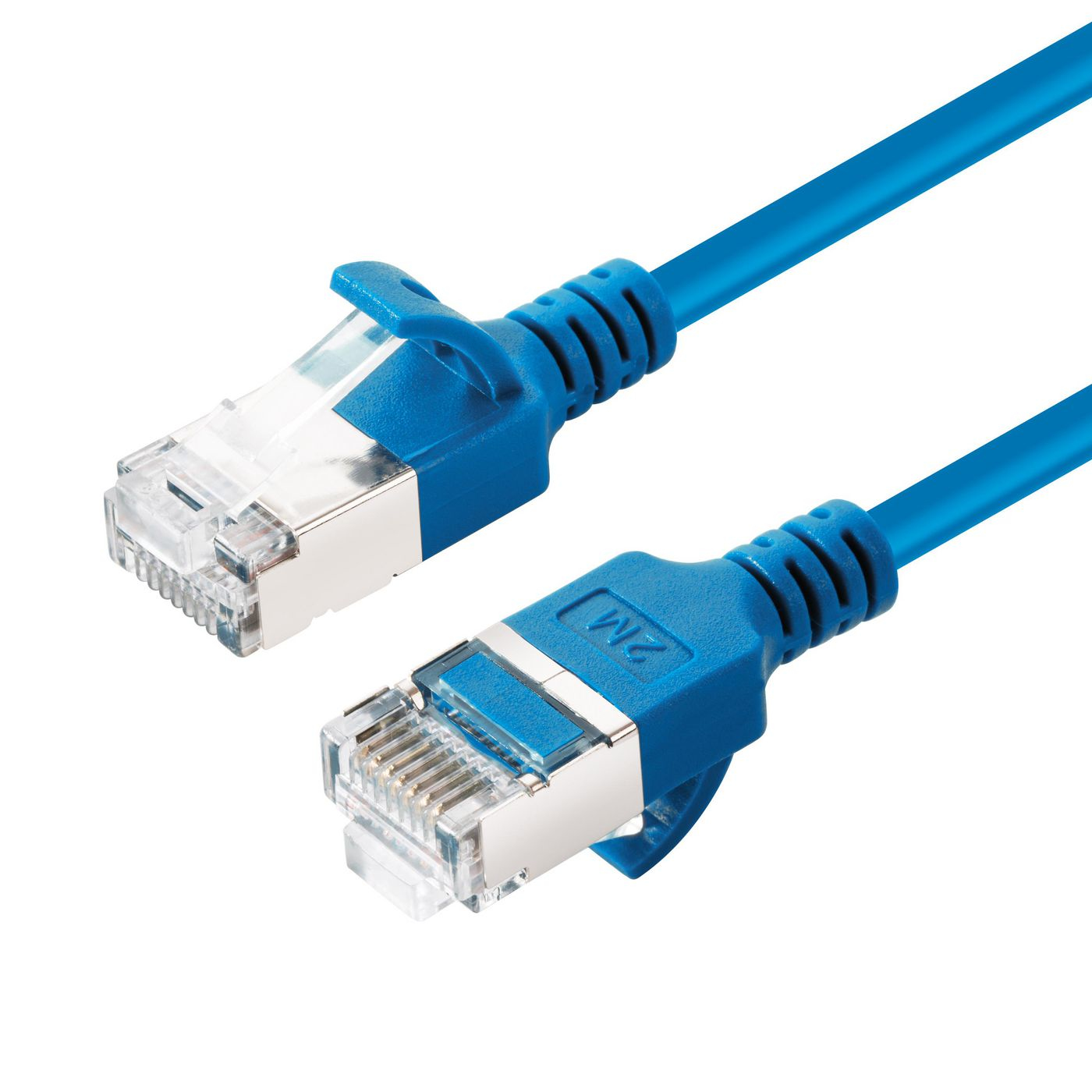 Blauwe Ethernetkabel met RJ45-connectoren aan beide uiteinden, op witte achtergrond.