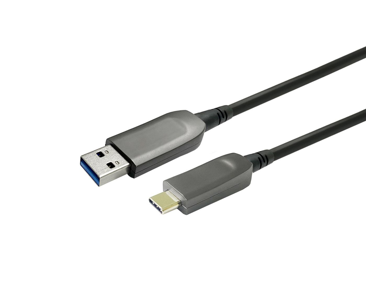 Cavo USB nero con connettori USB-A e USB-C su sfondo bianco.