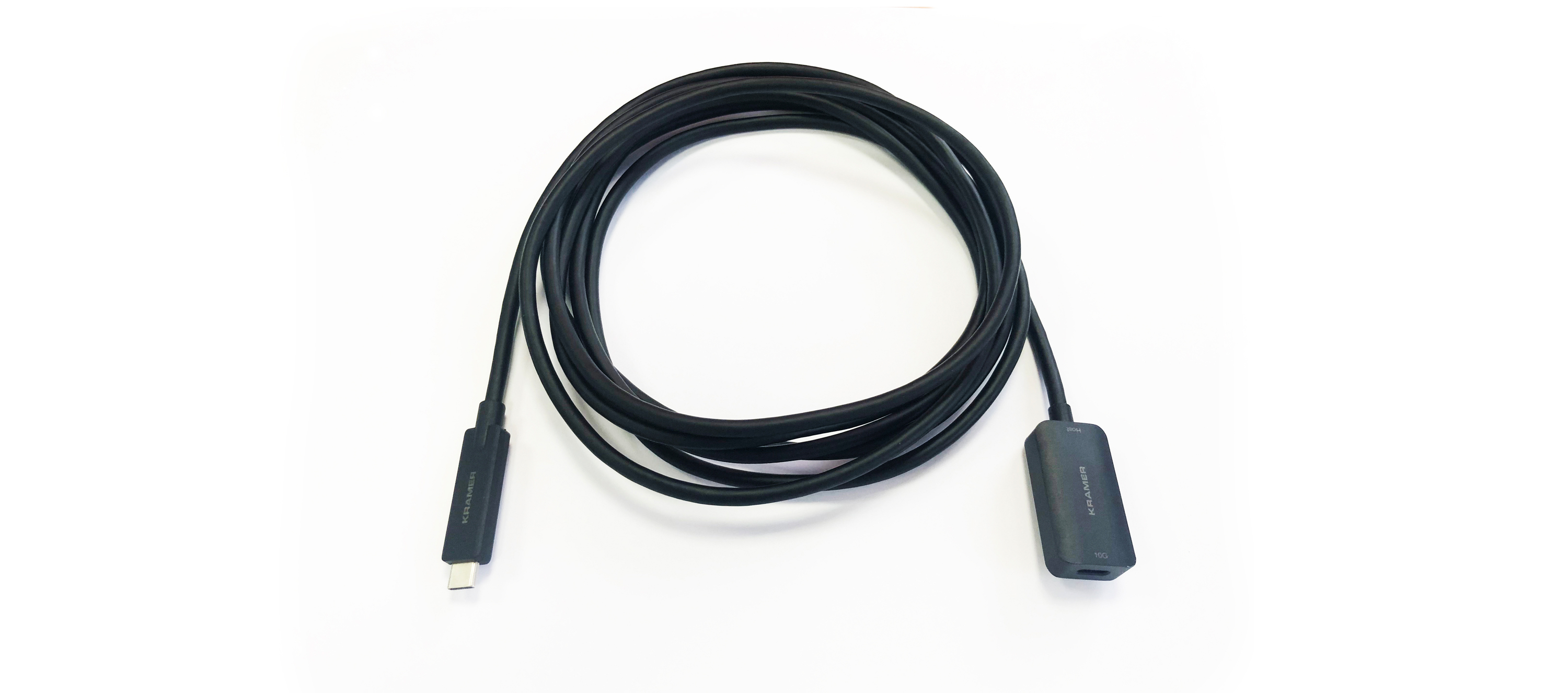 Un cavo USB-C nero con connettori su entrambe le estremità, su una superficie bianca.