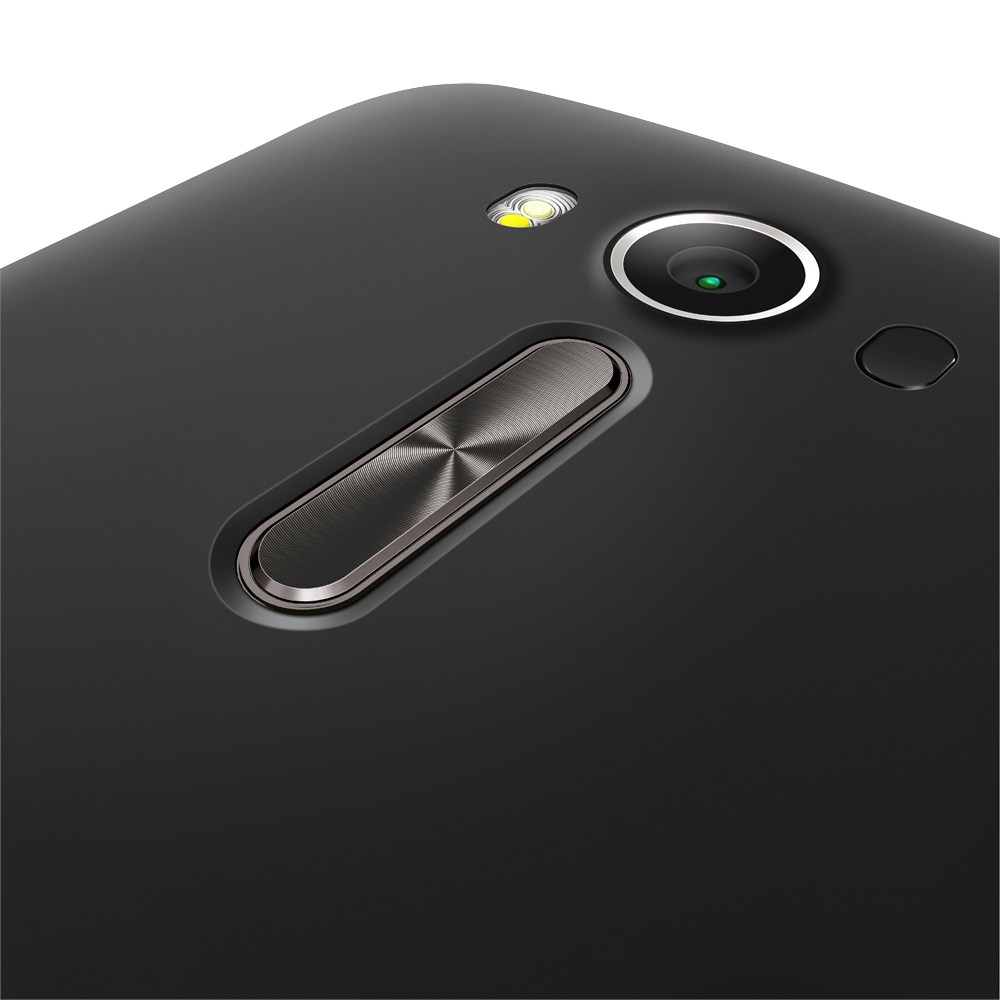 Nahaufnahme der Rückseite eines schwarzen Telefons. Zeigt Kamera und Fingerabdrucksensor.