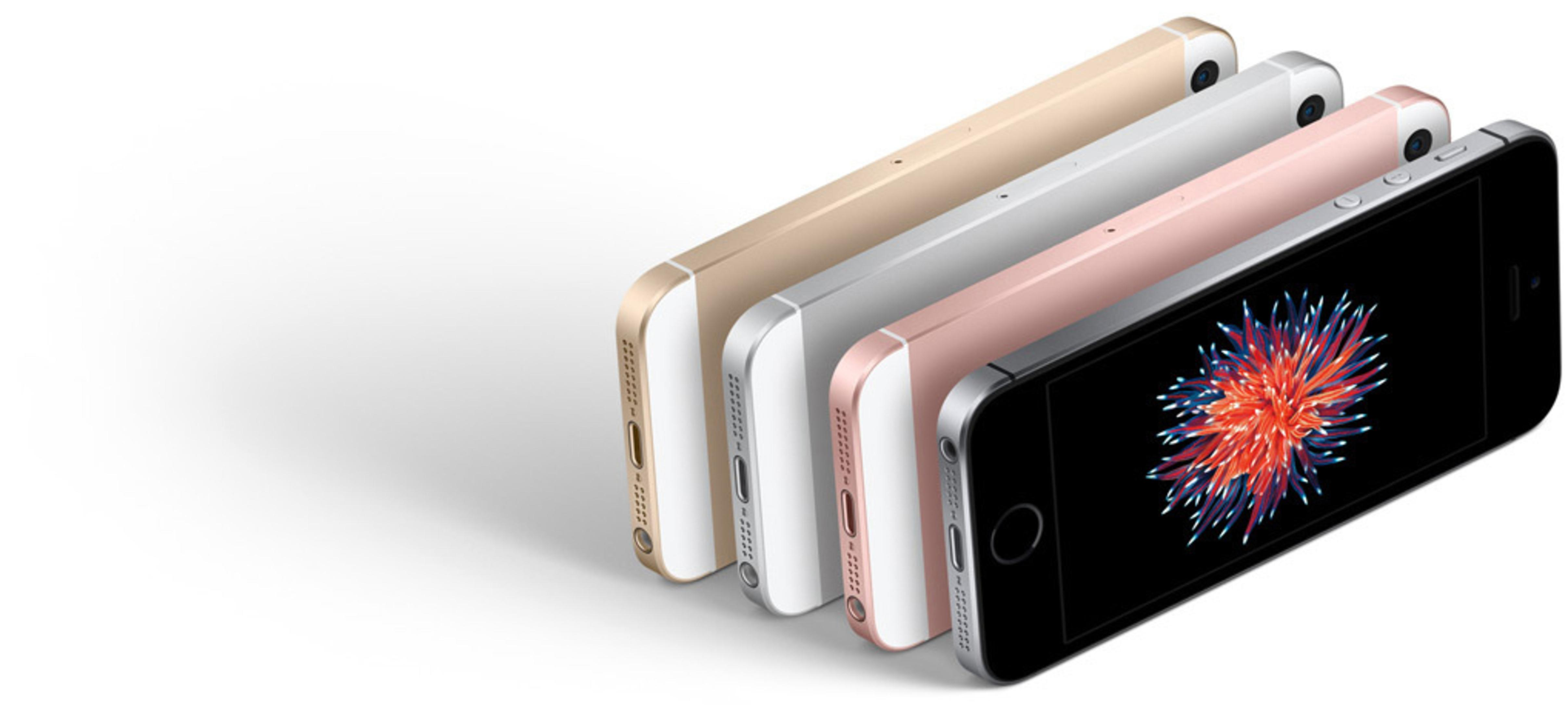 Vier farbige iPhones in einer Reihe angeordnet, Seitenansicht, zeigen Anschlüsse und Kamera, weißer Hintergrund.