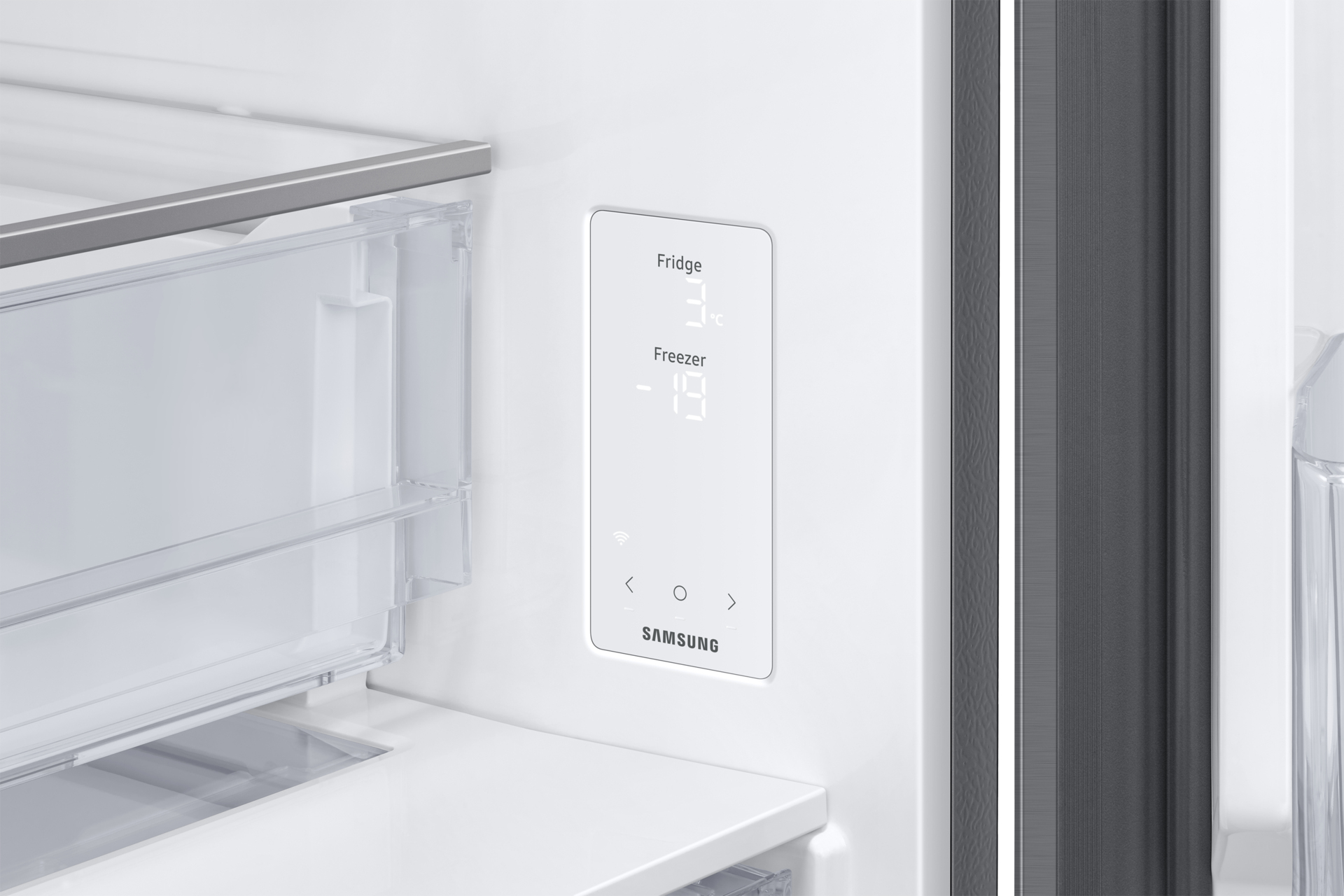 Un primo piano del pannello di controllo di un frigorifero. Mostra le temperature del frigo e del congelatore.