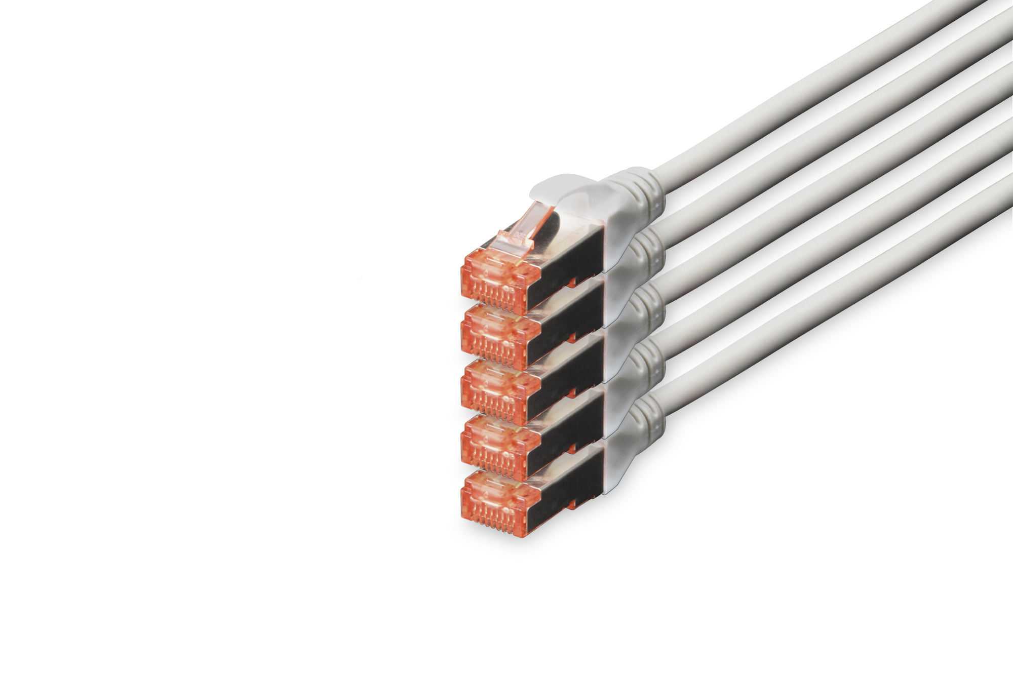 Câbles Ethernet gris avec connecteurs orange. Câbles regroupés, inclinés sur fond blanc.