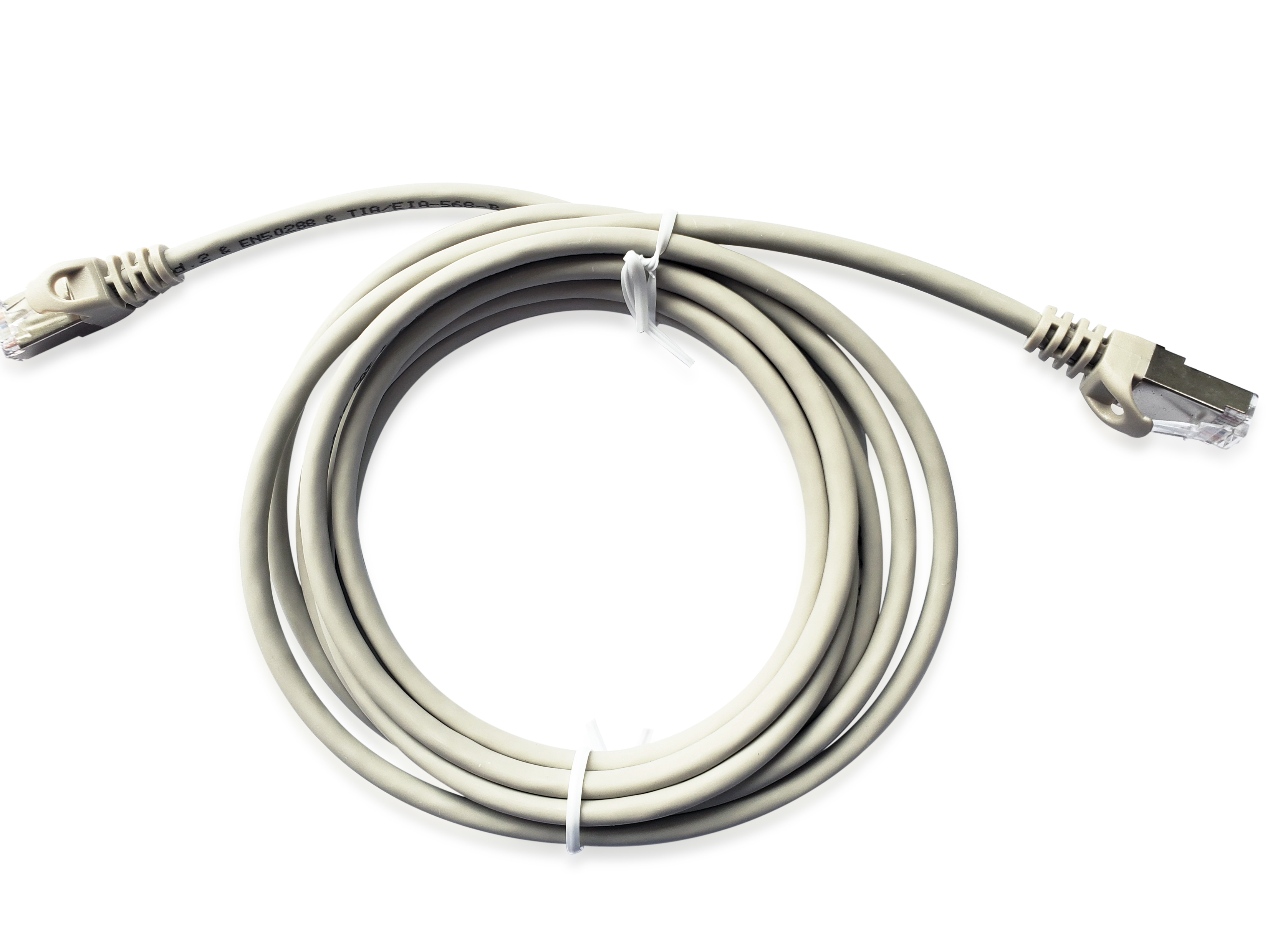 Cavo Ethernet grigio arrotolato, con connettori su sfondo bianco.