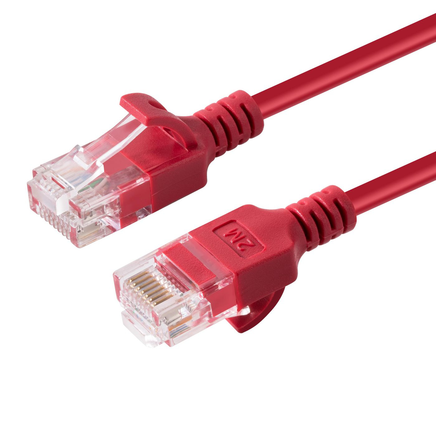 Rode netwerkkabels met transparante connectoren op een wit oppervlak. Connectoren hebben 2M-markering.