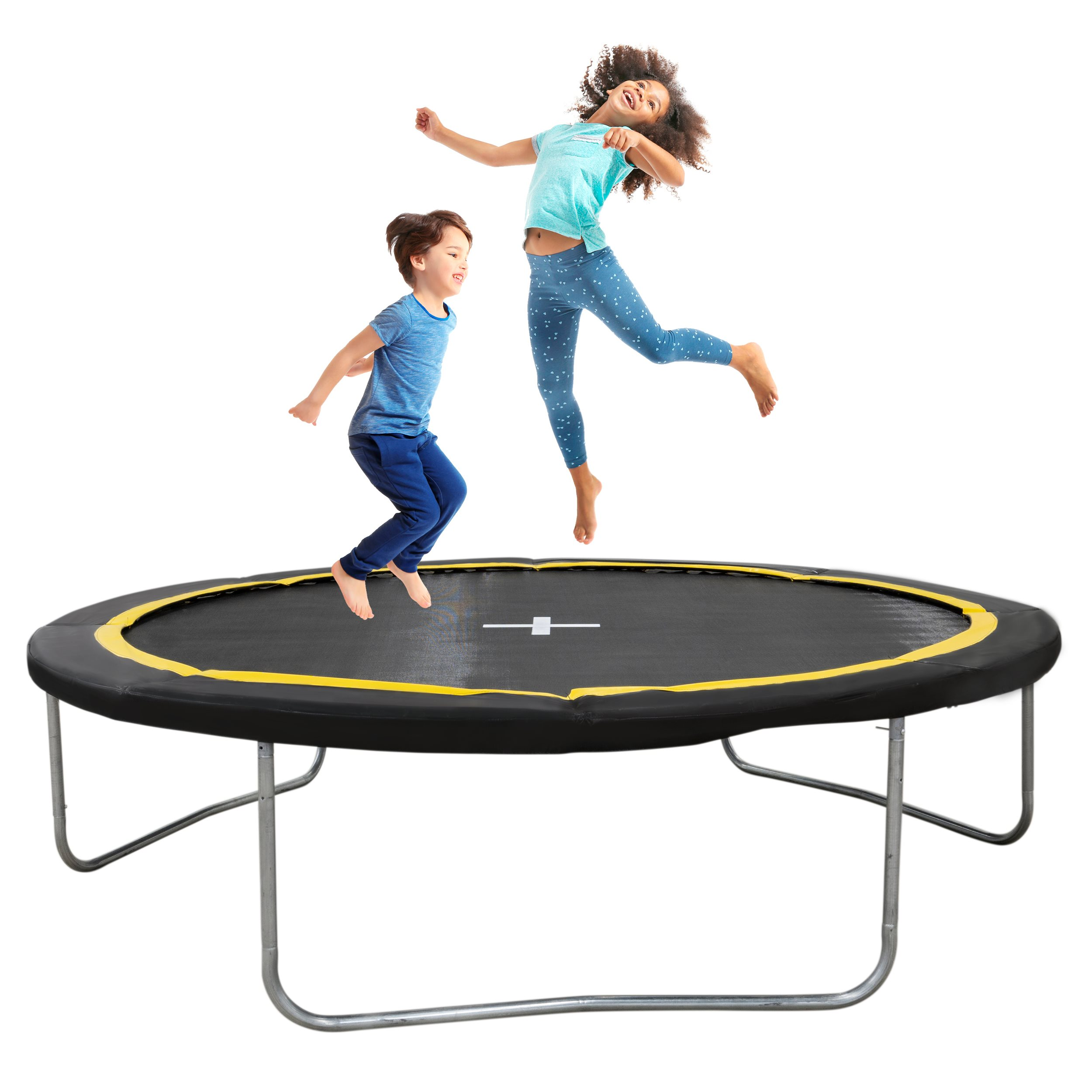 Deux enfants sautent sur un trampoline noir avec une bordure jaune. Fond blanc.