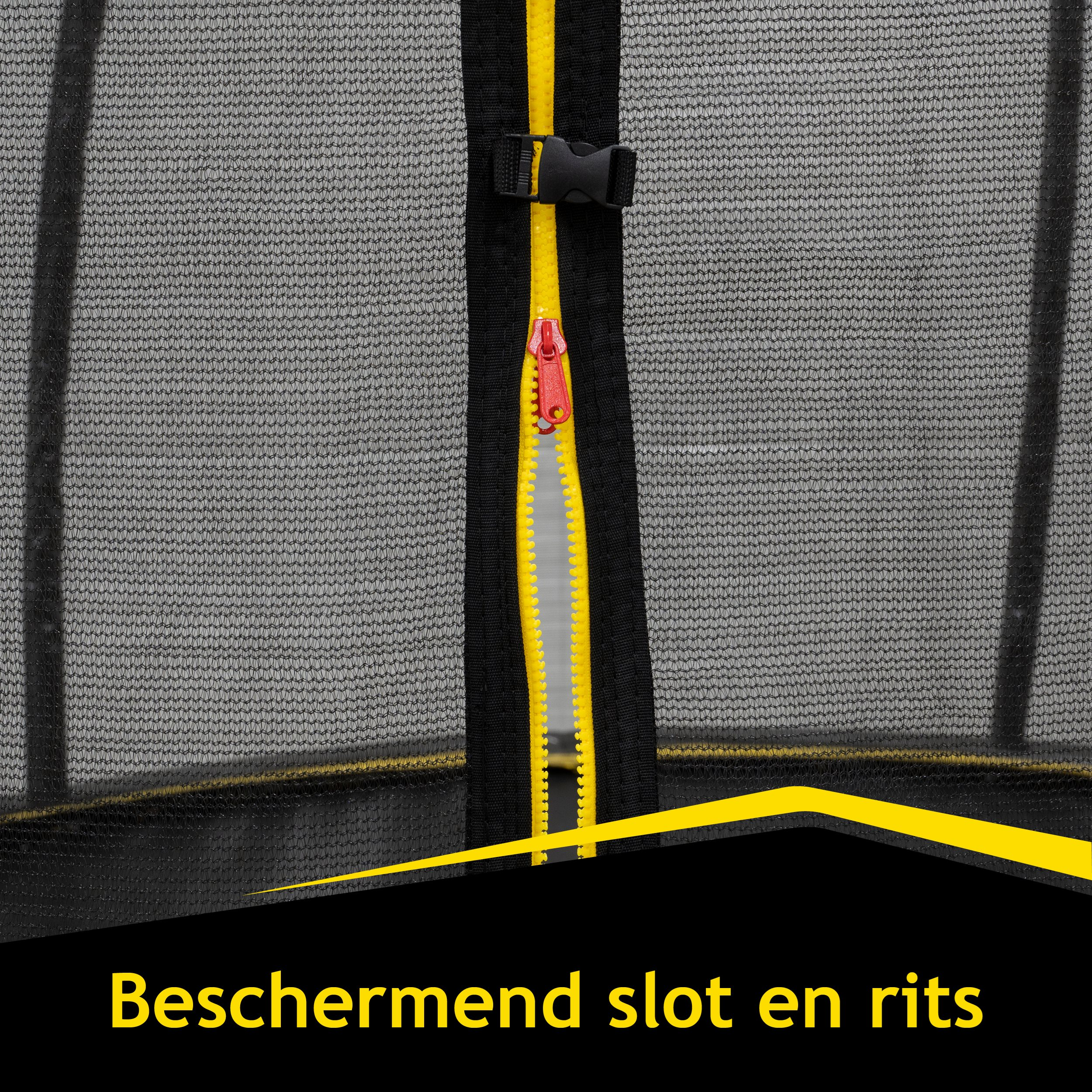 Gros plan sur la fermeture éclair d'un filet de trampoline. Une fermeture éclair jaune avec une tirette rouge. Texte : Bescherment slot en rits.