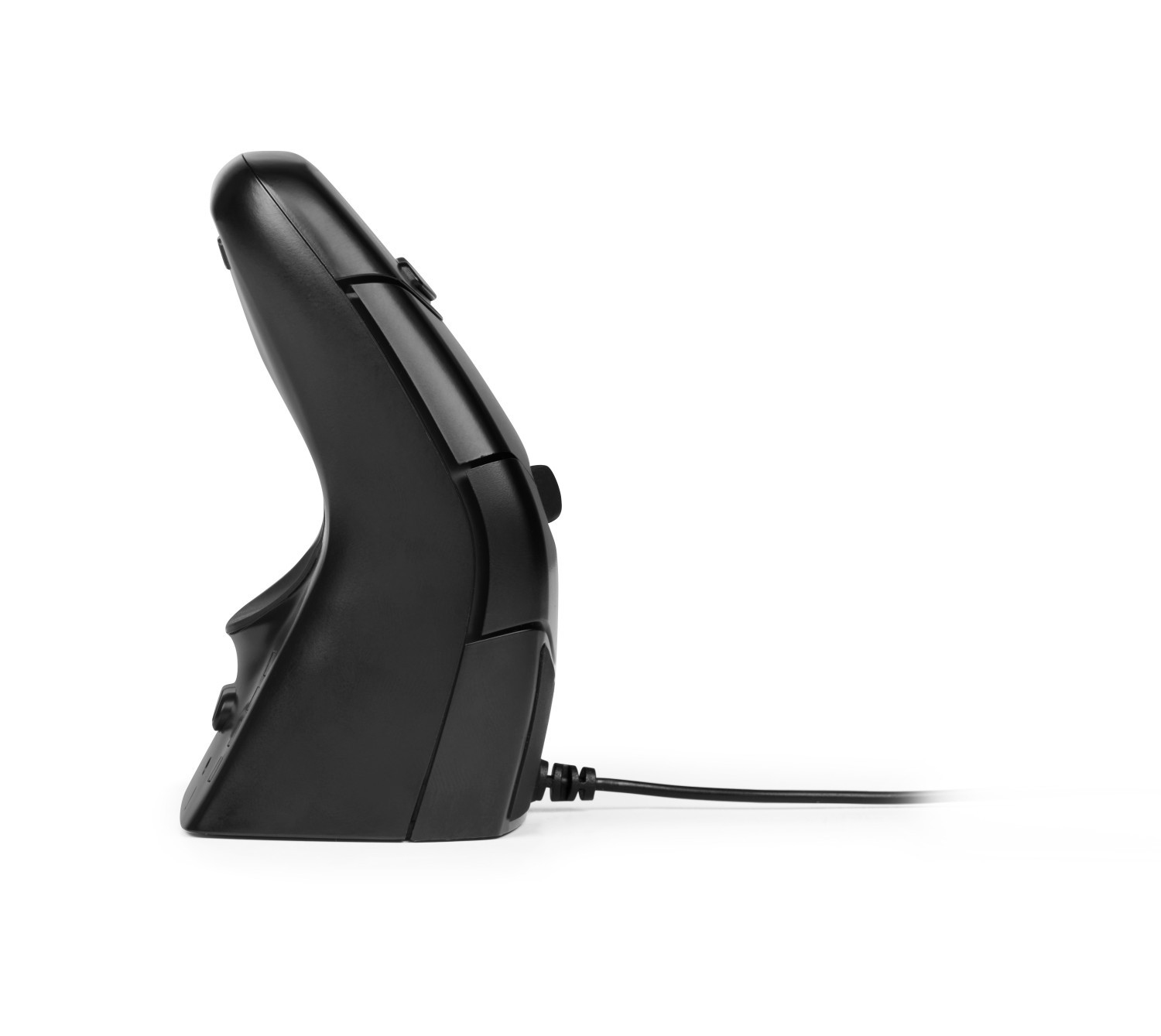 Schwarze ergonomische Maus, schräge Ansicht. Mit Tasten und Kabel. Weißer Hintergrund.