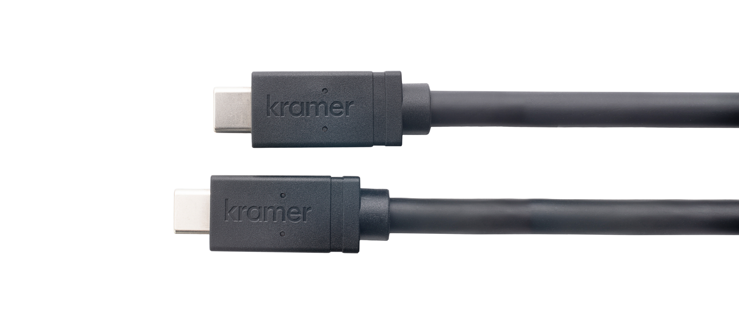 Cavi USB-C neri con etichetta 'kramer' su bianco.