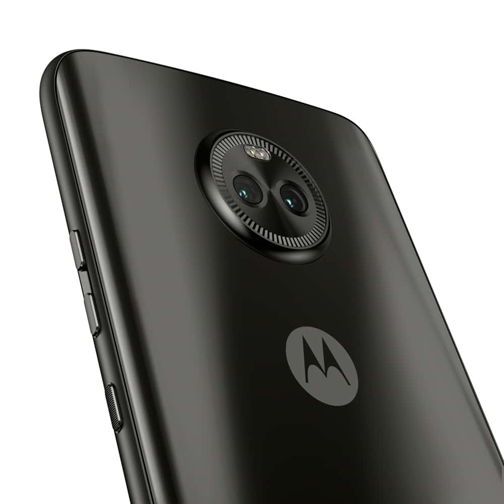 Rückseite eines schwarzen Smartphones, Kameradetails mit zwei Linsen und Motorola-Logo.