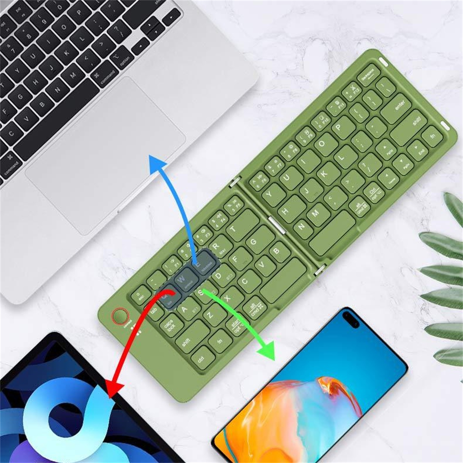 Grüne Falt-Tastatur mit Geräten. Tablet und Telefon sind mit der Tastatur verbunden.