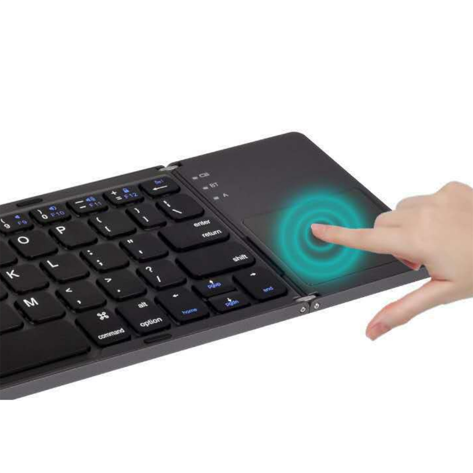 Eine schwarze Tastatur mit Touchpad, ein Finger berührt das Touchpad.