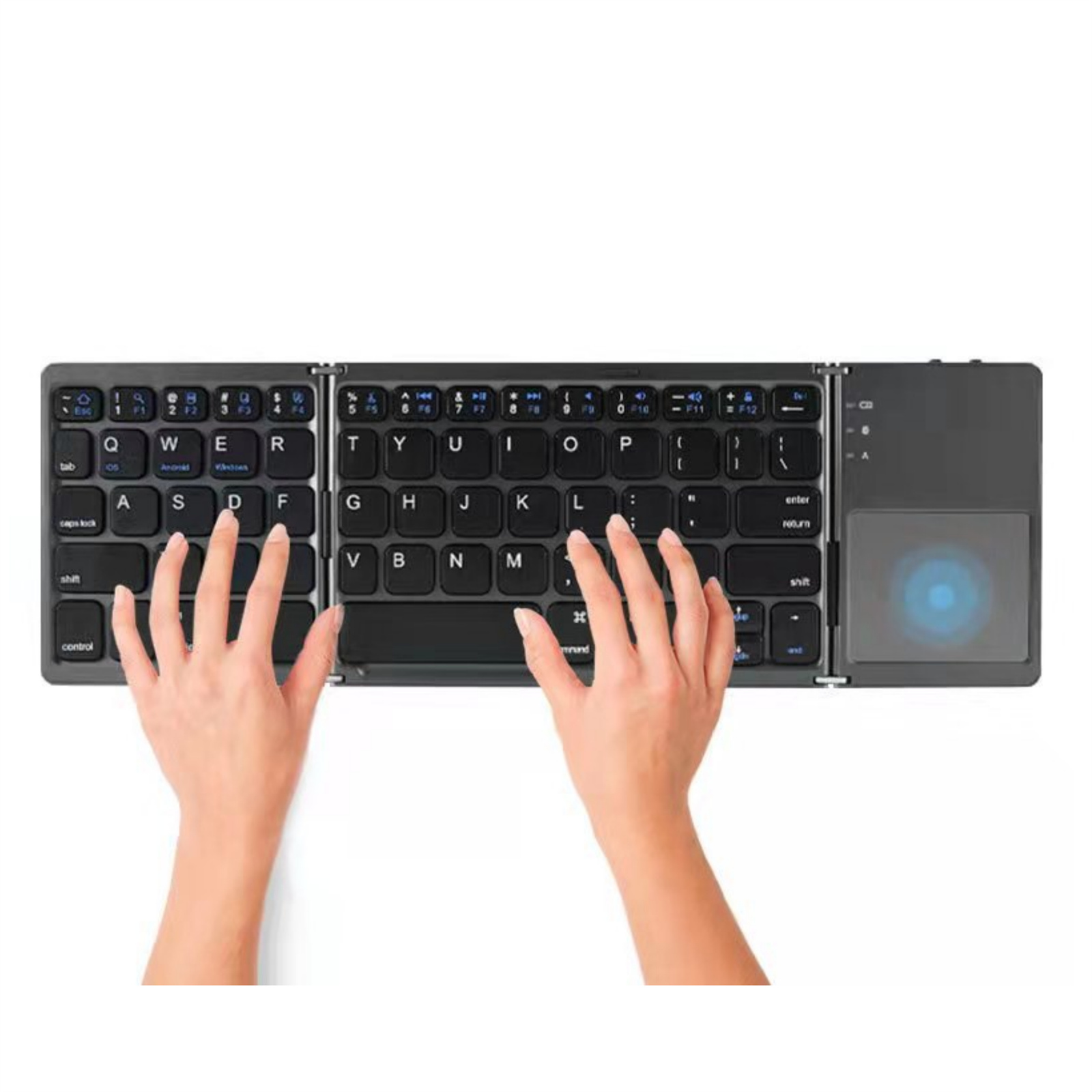 Eine faltbare Tastatur mit Händen, die auf die Tasten tippen, und ein Touchpad auf der rechten Seite.