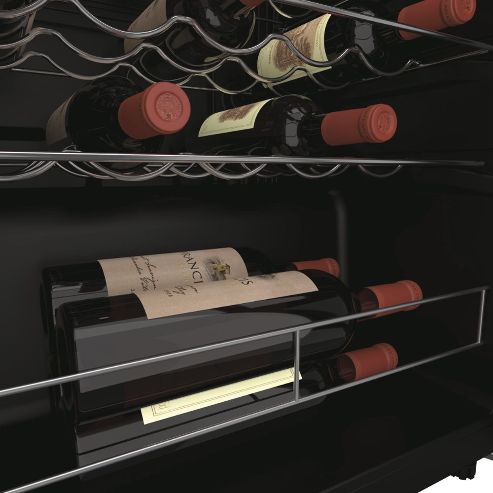 Bottiglie di vino in un portabottiglie nero. Sono visibili alcune bottiglie con tappo rosso.