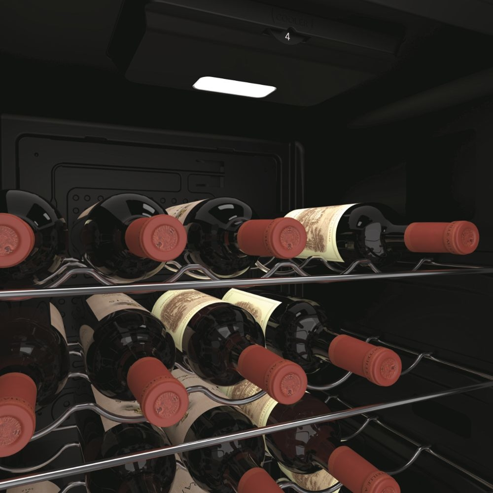 Interno di una cantinetta, che mostra bottiglie di vino rosso. Il refrigeratore è nero.