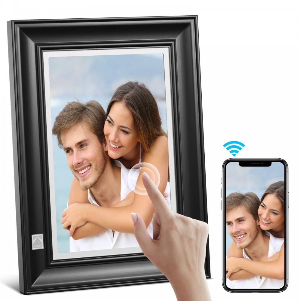Marco de fotos negro con pareja, mano toca el marco, teléfono muestra la foto.
