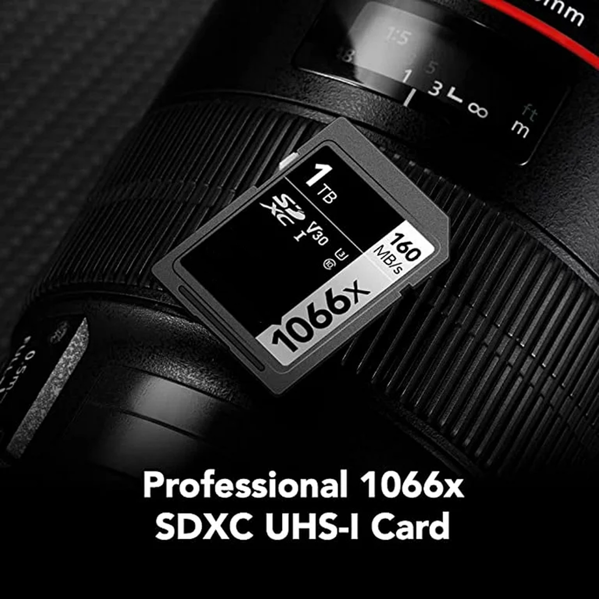Eine 1TB 1066x SDXC UHS-I-Karte auf einem Objektiv, mit einer 160 MB/s Geschwindigkeitsbeschreibung.