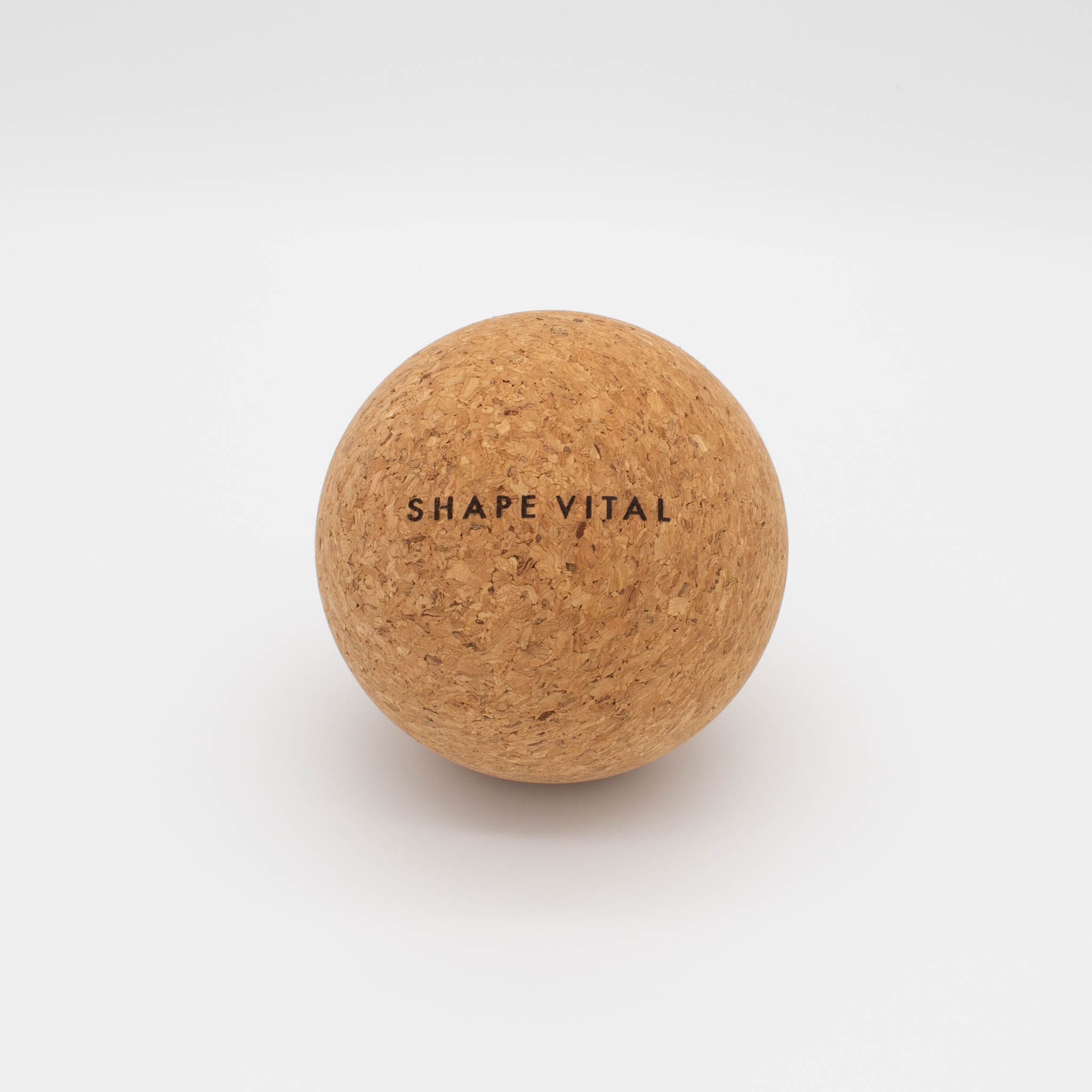 Kork-Massageball mit dem Text "SHAPE VITAL" auf weißem Untergrund.