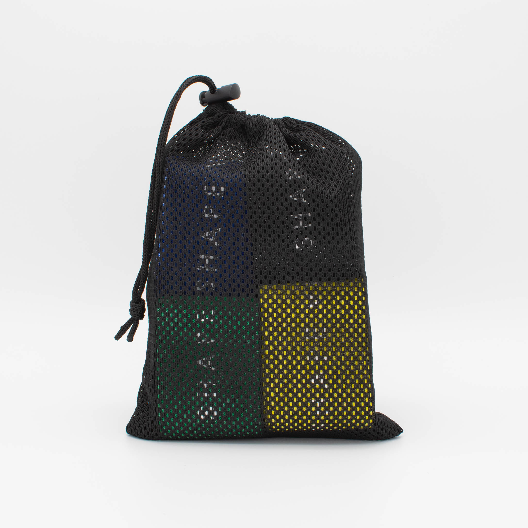 Schwarze Netztasche mit drei farbigen Widerstandsbändern: blau, grün und gelb, auf Weiß.