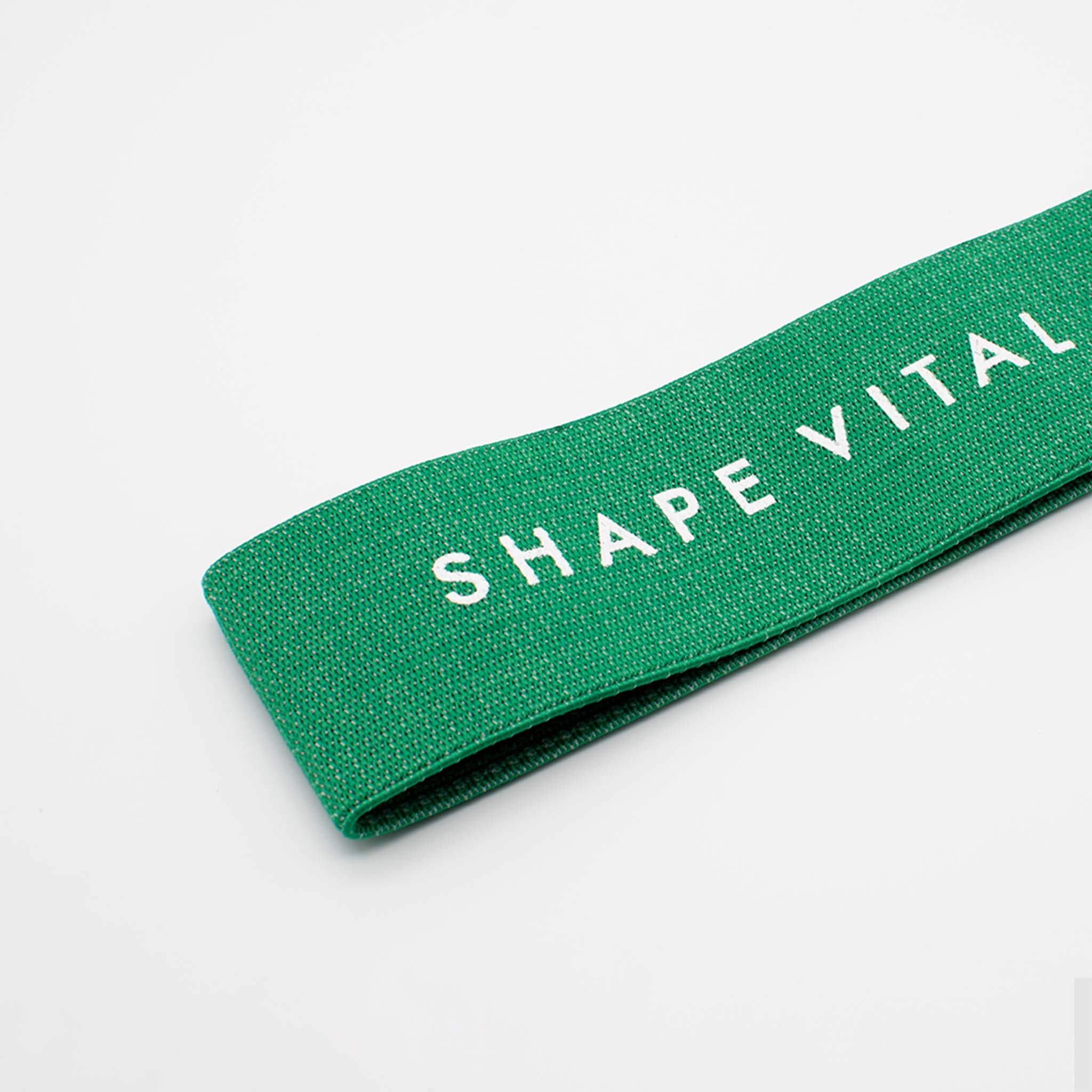 Grünes Trainingsband mit weißem Text 'SHAPE VITAL'.