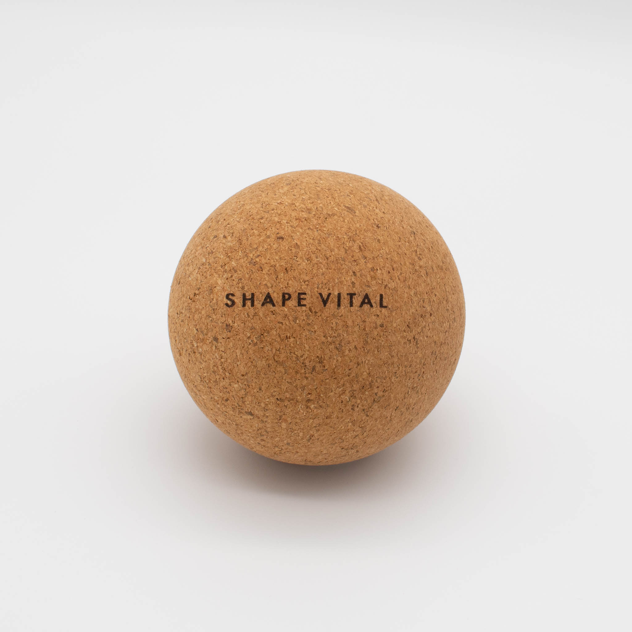 Brauner Korkball mit dem Text SHAPE VITAL darauf. Der Ball befindet sich auf weißem Hintergrund.