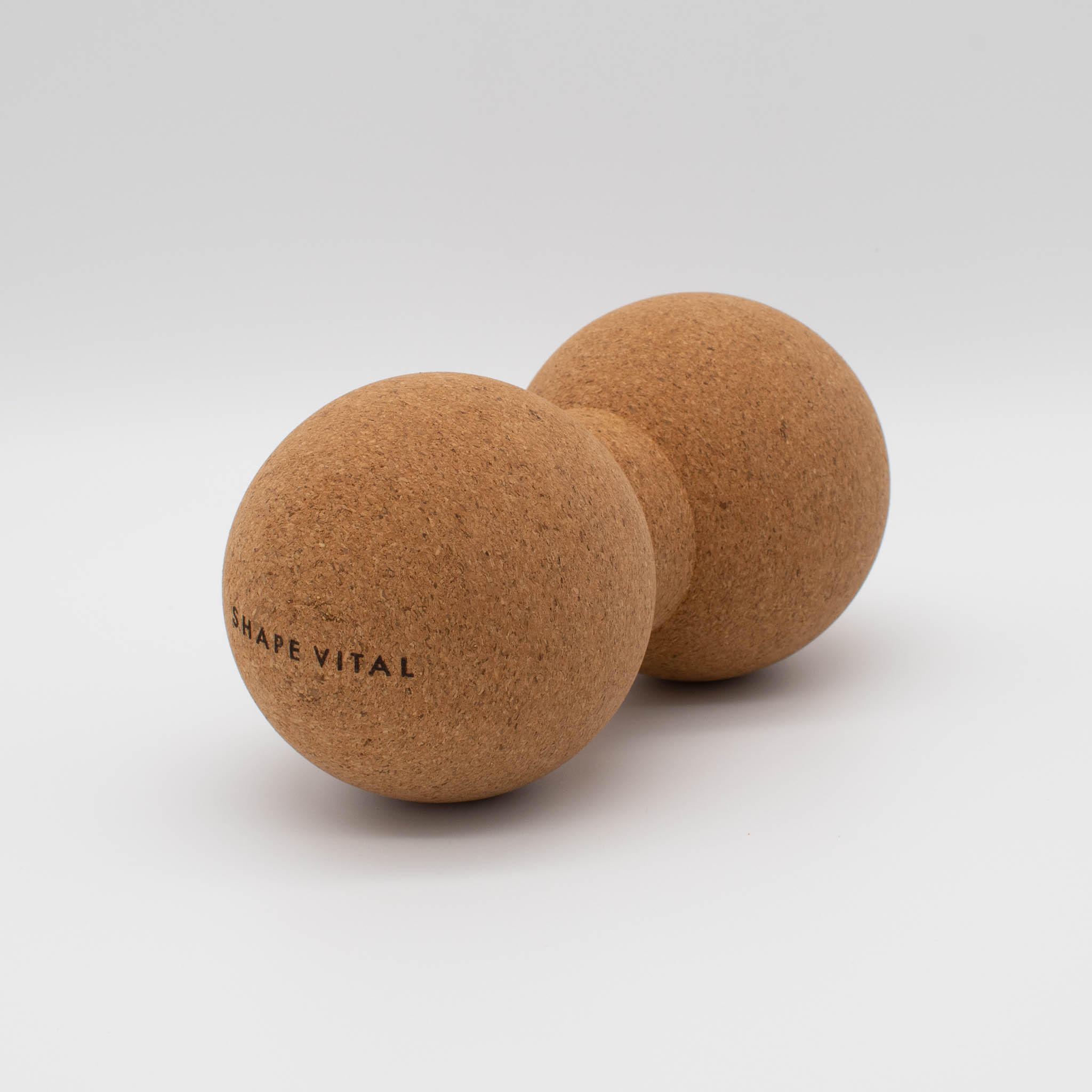 Zwei braune Massagebälle aus Kork. Der linke Ball hat den Text "SHAPE VITAL".
