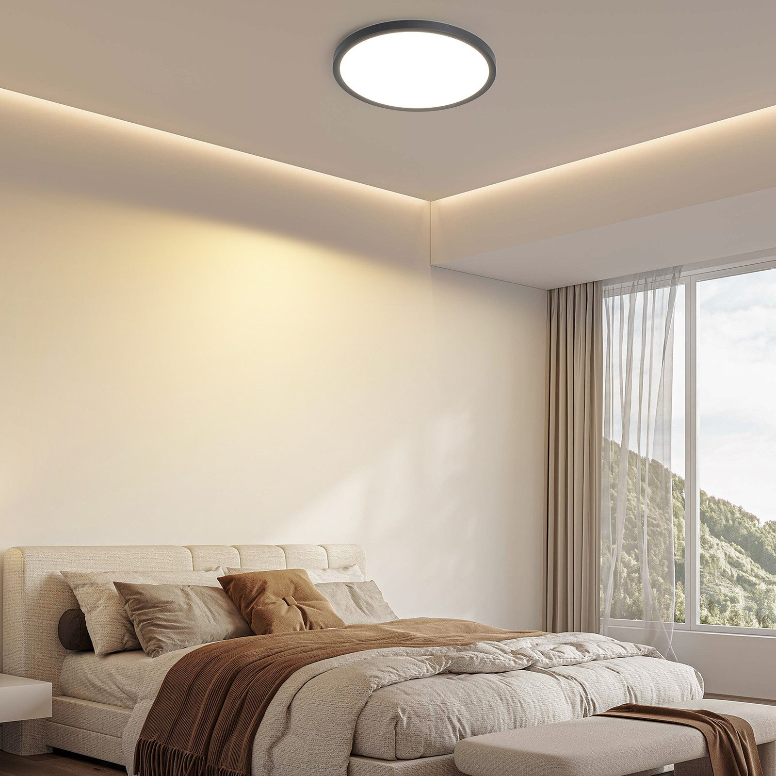 Dormitorio con cama blanca, almohadas marrones y luz de techo. Gran ventana con vista a la montaña.