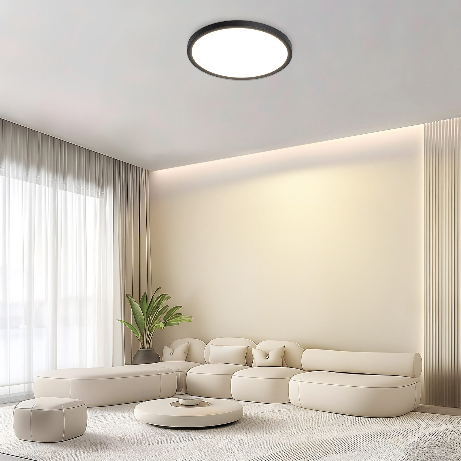 Un salón con diseño moderno, sofá blanco y mesa de centro redonda. Se ve una lámpara de techo.