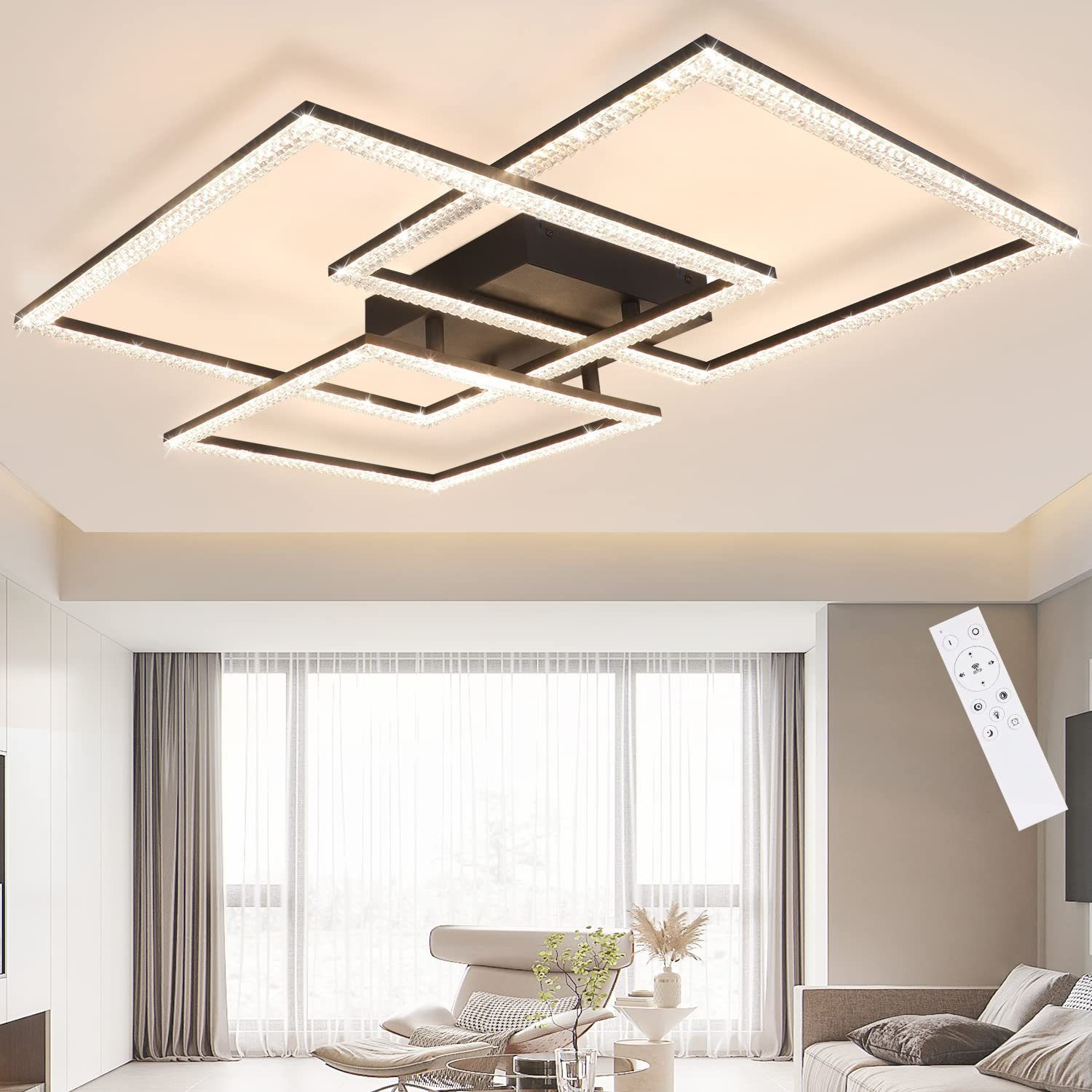 Luz de techo moderna con diseño cuadrado. Incluye un mando a distancia. Interior con cortinas y un sofá.