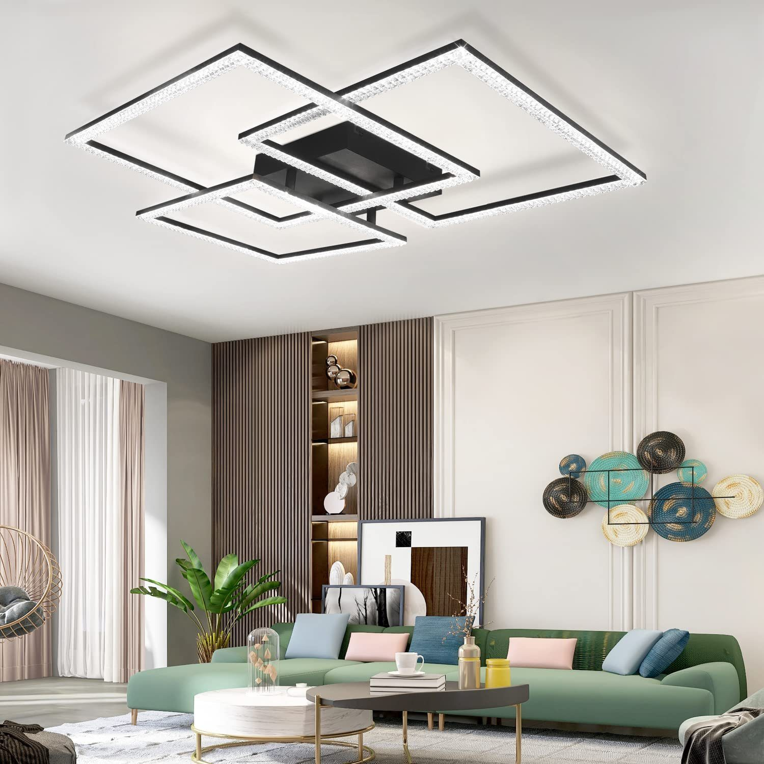 Salón moderno con sofá verde, lámpara de techo en blanco y negro y arte.