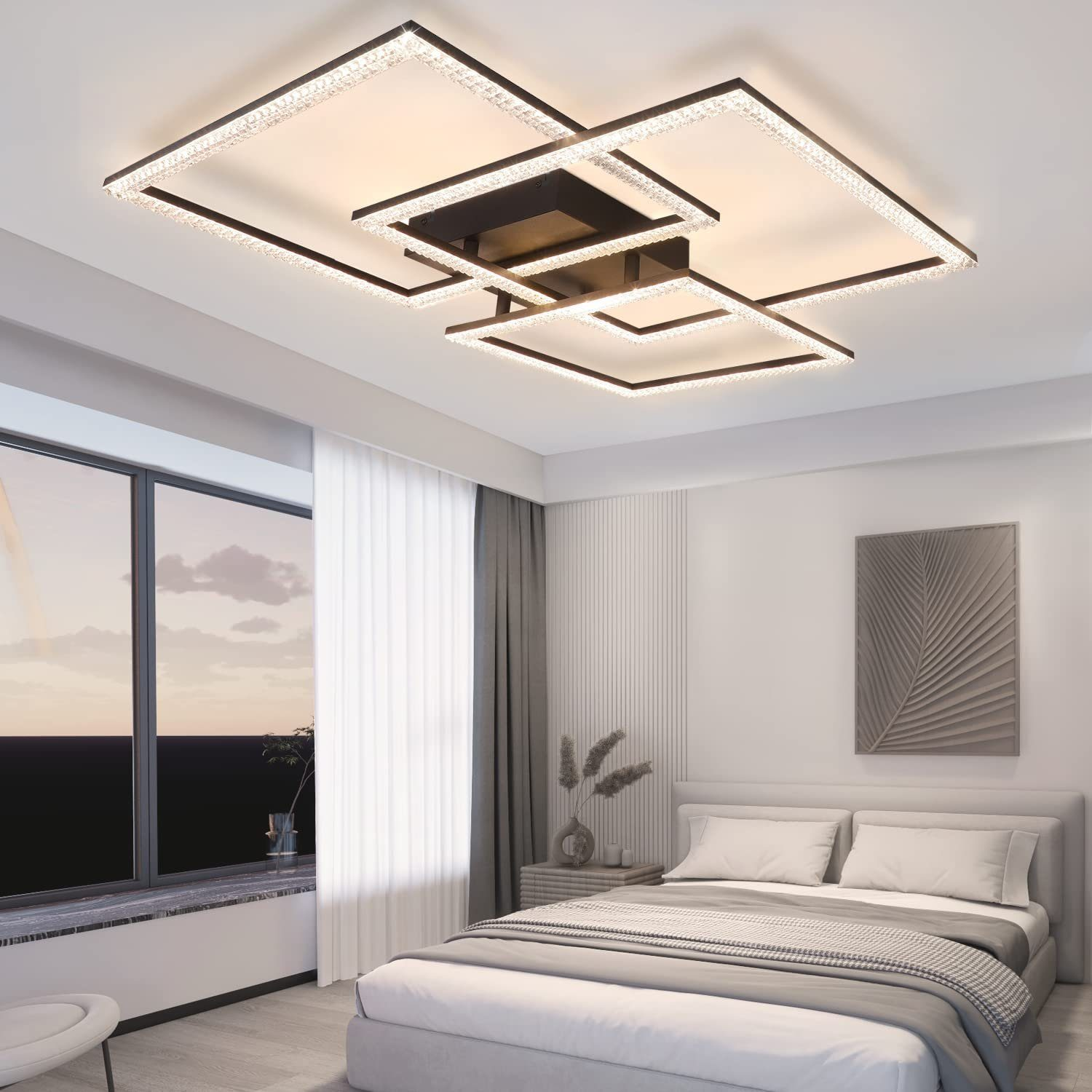 Dormitorio moderno con lámpara de techo cuadrada y ventana grande.