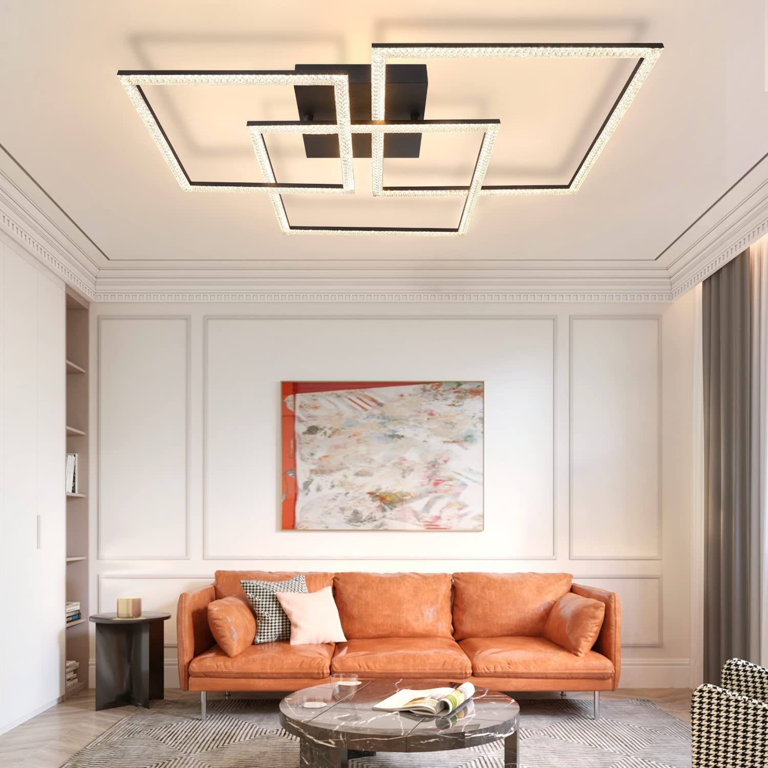 Salón moderno con una lámpara de techo cuadrada, sofá naranja y obras de arte coloridas.