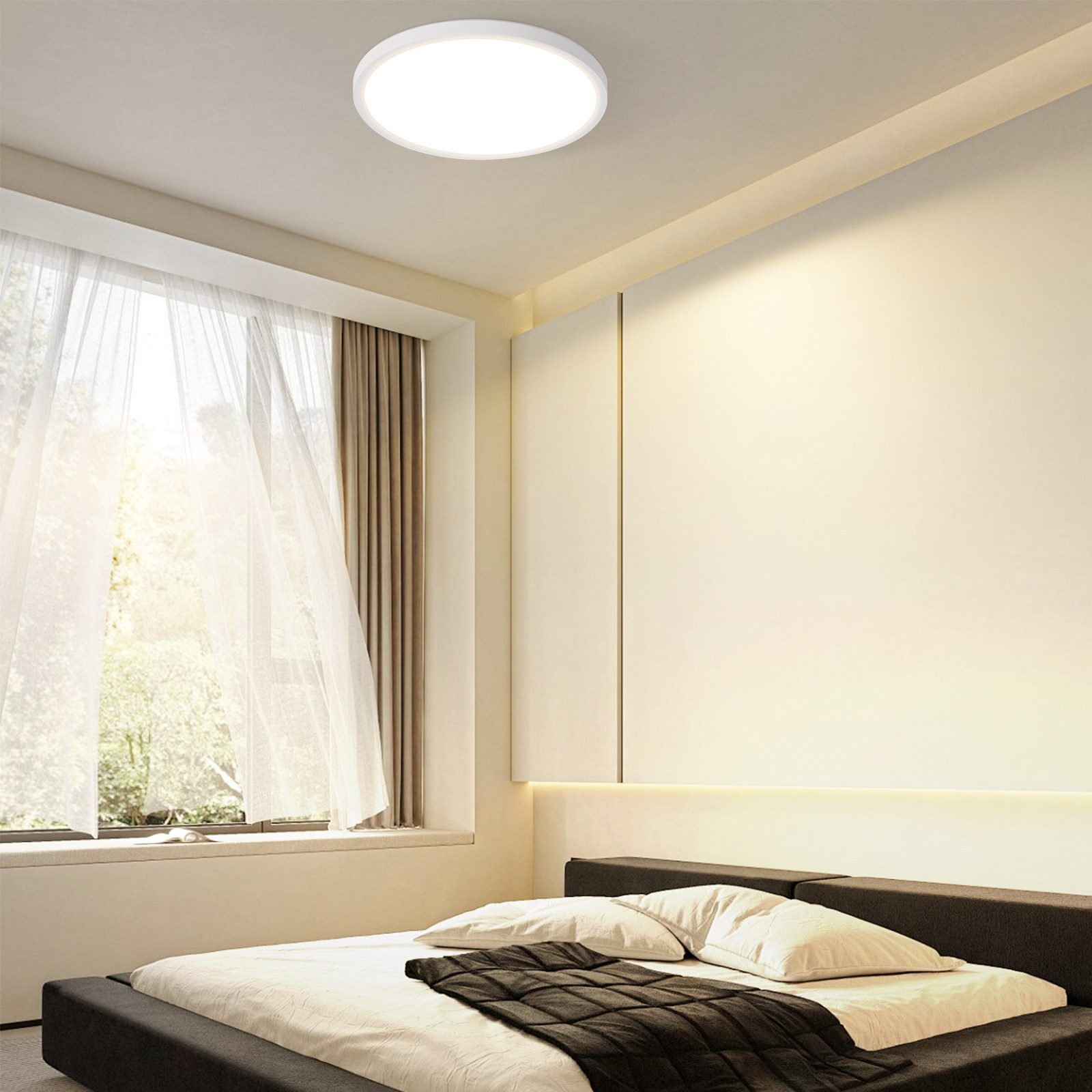 Dormitorio con luz de techo blanca, cama, ventana con cortinas y pared color crema.