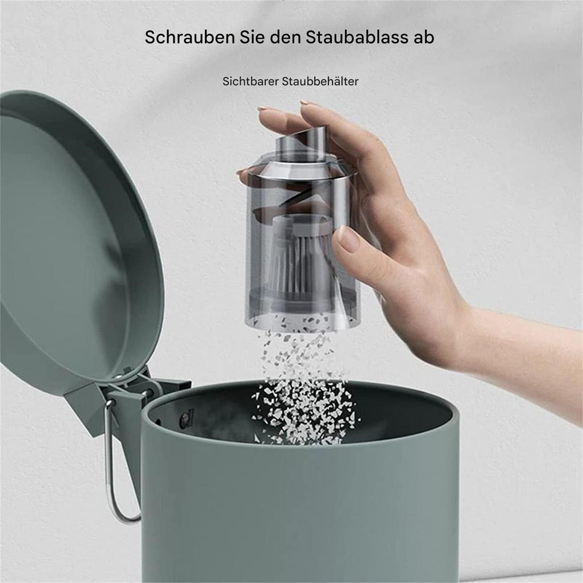 Eine Hand schraubt einen transparenten Teil eines Mülleimers ab und setzt Trümmer frei.