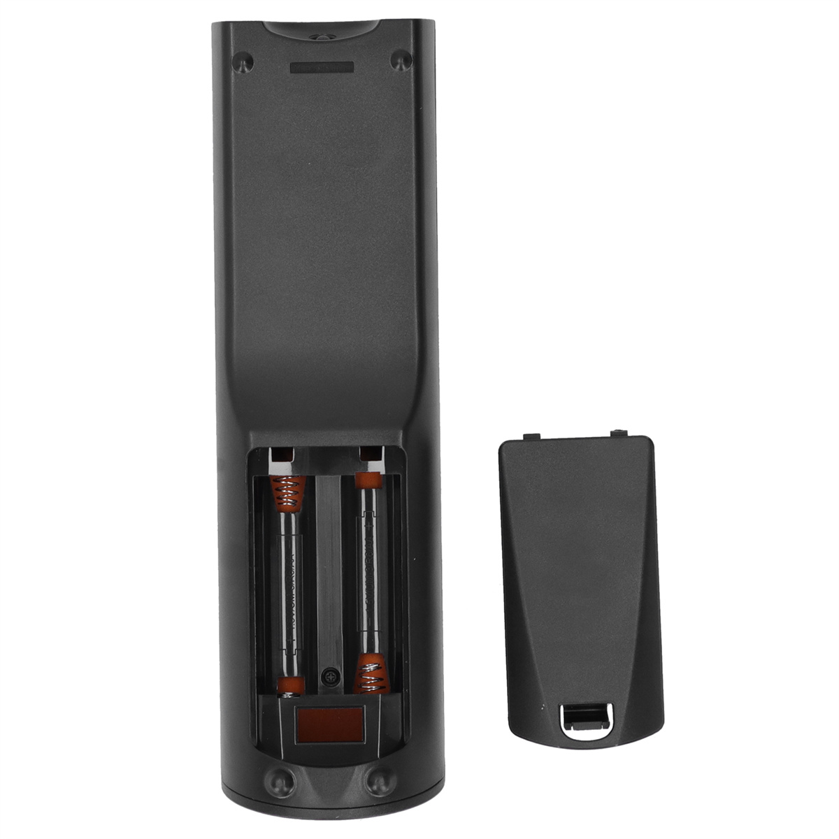 Die Rückseite einer Fernbedienung, mit geöffnetem Batteriefach, das Batterien zeigt.