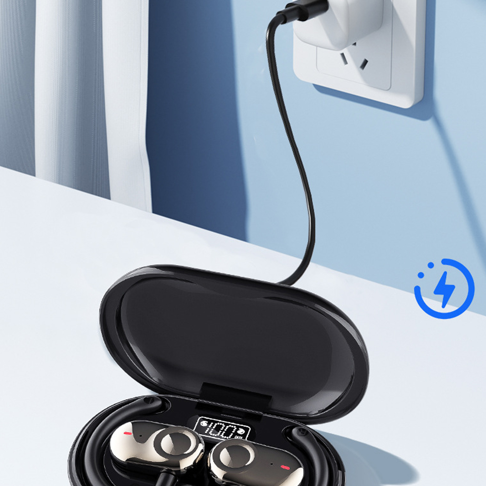 Ohrhörer laden in schwarzem Etui, Ladesymbol und Stecker in der Wand.