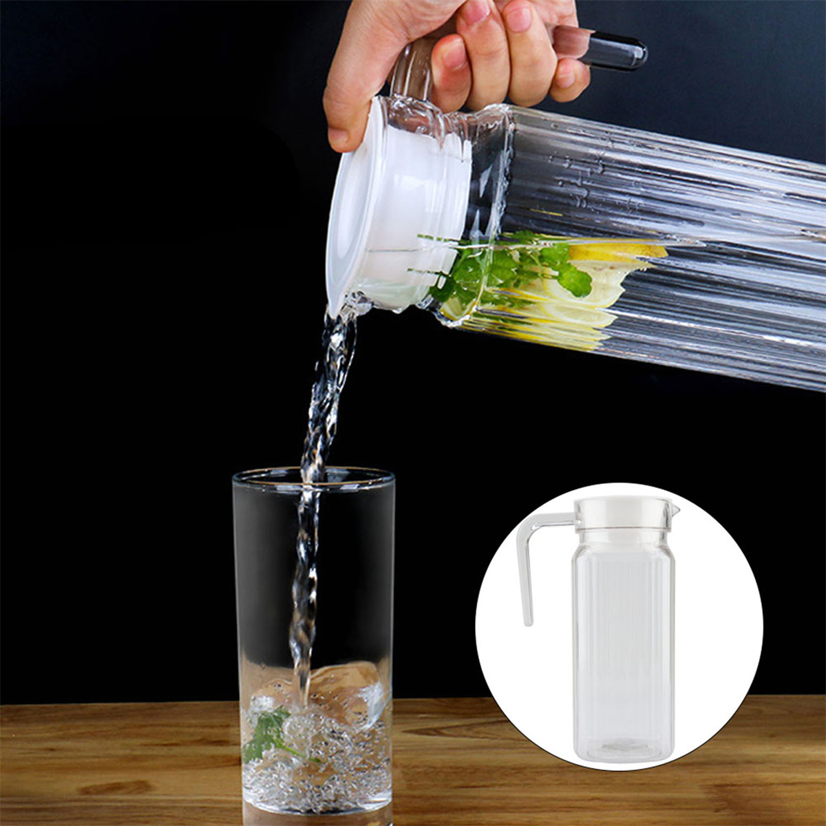 Eine Person gießt Wasser aus einer Kanne in ein Glas mit Eis und Minze.